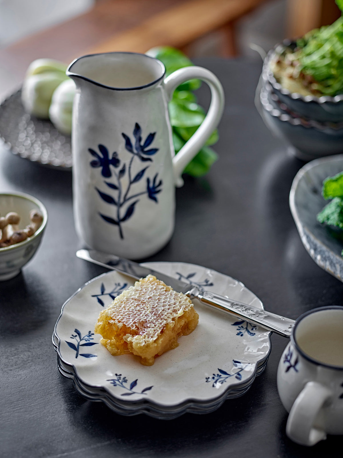 Eimy Krug, Blau, Steingut in Blue präsentiert im Onlineshop von KAQTU Design AG. Kanne ist von Creative Collection