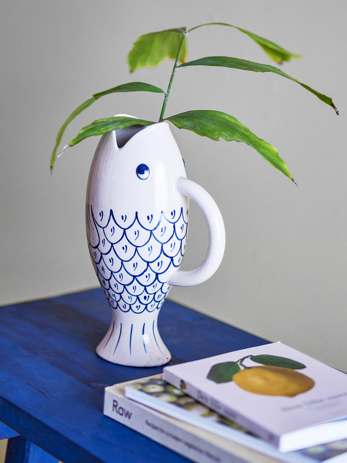 Eimy Krug, Blau, Steingut in Blue präsentiert im Onlineshop von KAQTU Design AG. Kanne ist von Creative Collection