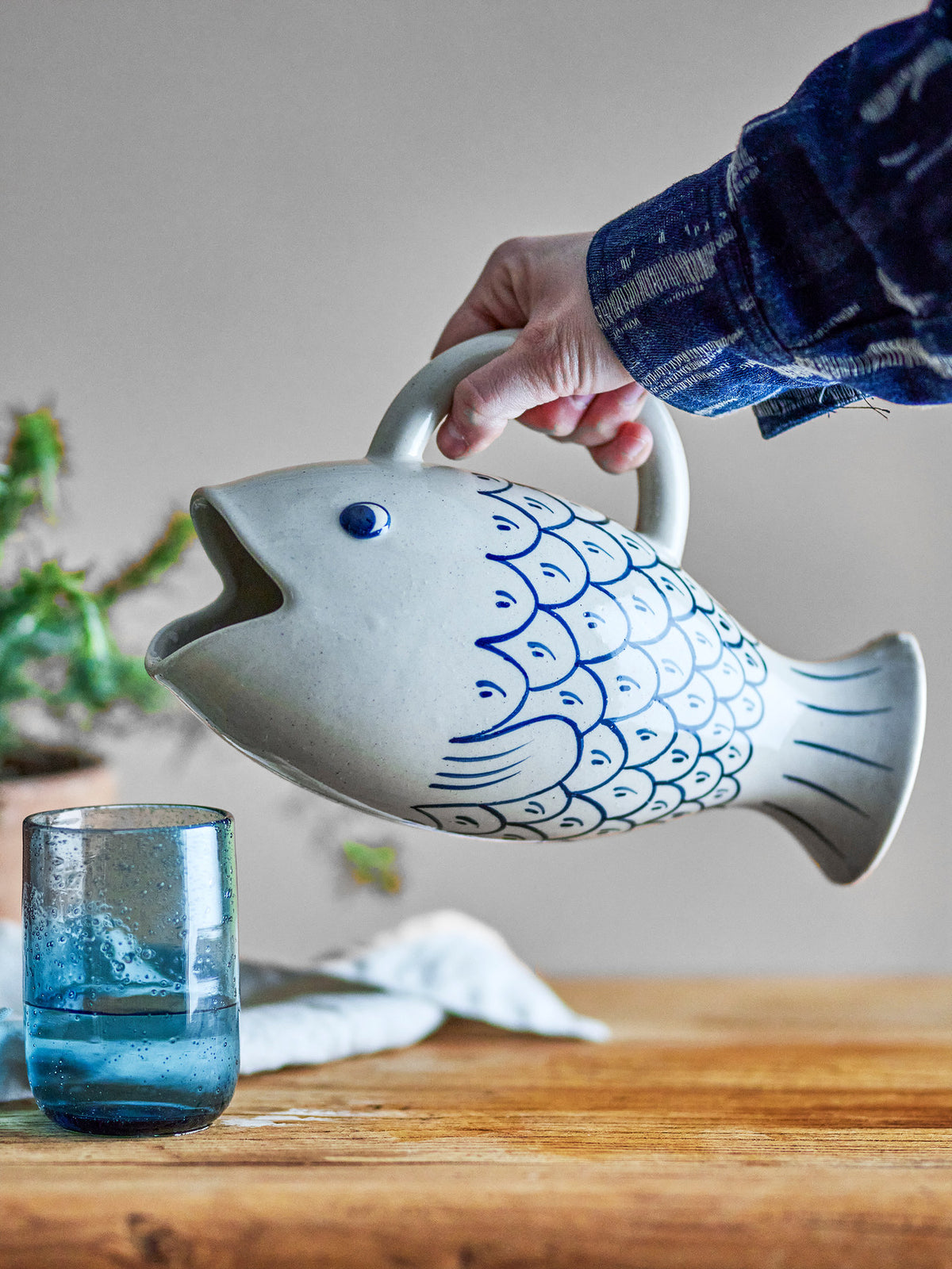 Eimy Krug, Blau, Steingut in Blue präsentiert im Onlineshop von KAQTU Design AG. Kanne ist von Creative Collection