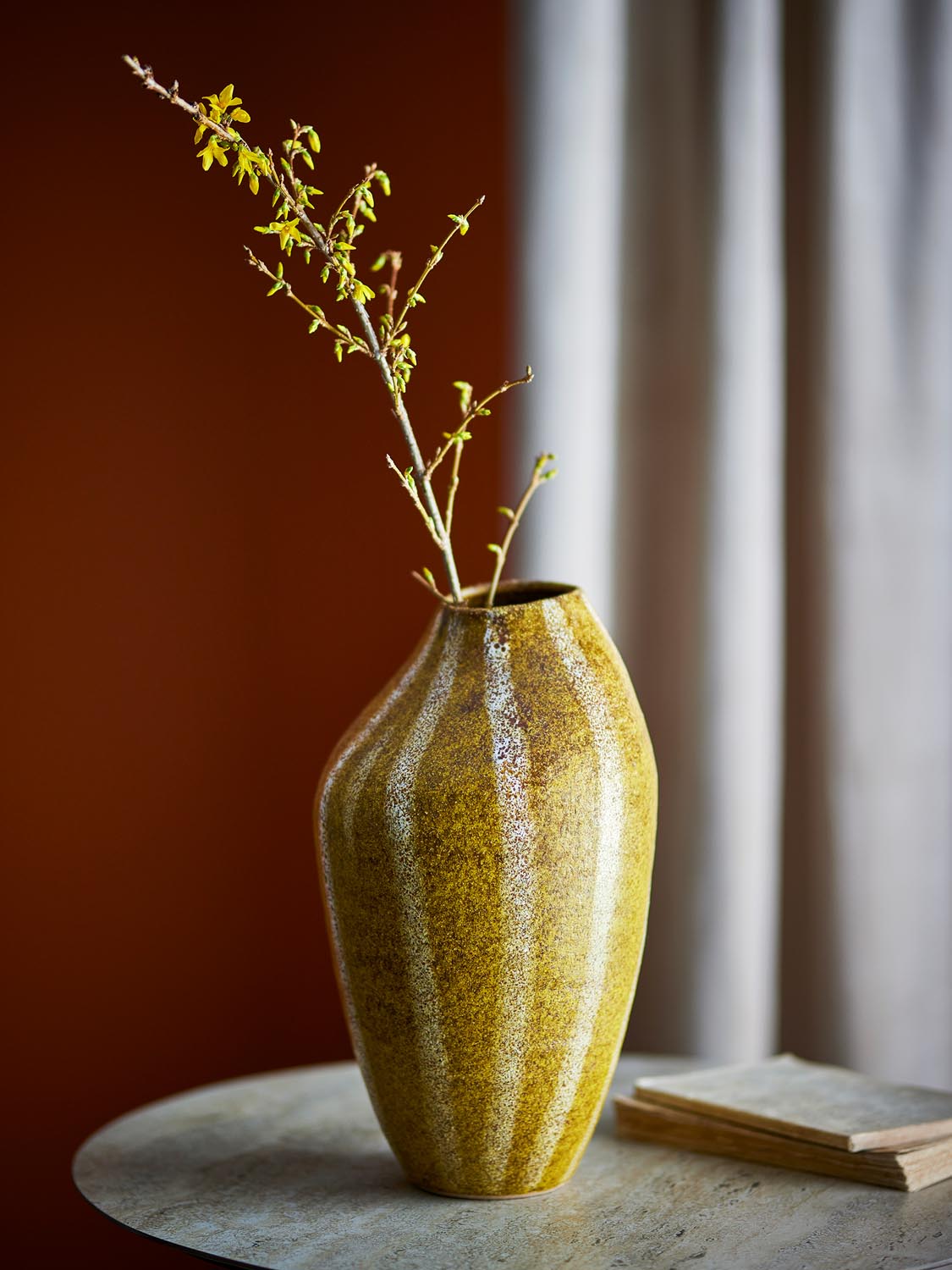 Abella Vase, Gelb, Steingut in Yellow präsentiert im Onlineshop von KAQTU Design AG. Vase ist von Creative Collection