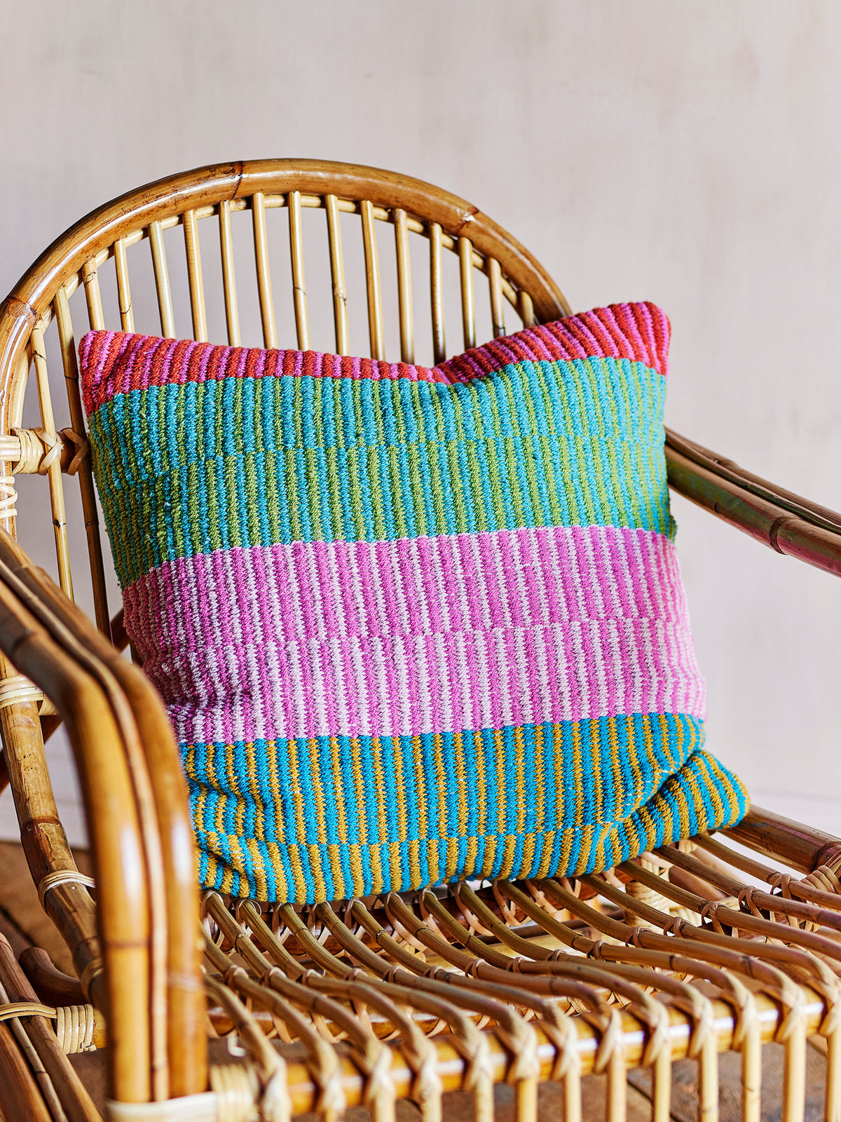 Isnel Kissen, Bunt, Recycelte Baumwolle in Multi präsentiert im Onlineshop von KAQTU Design AG. Deko Kissenbezug ist von Creative Collection