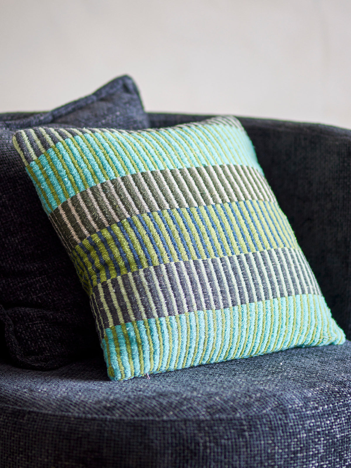 Isnel Kissen, Bunt, Recycelte Baumwolle in Multi präsentiert im Onlineshop von KAQTU Design AG. Deko Kissenbezug ist von Creative Collection