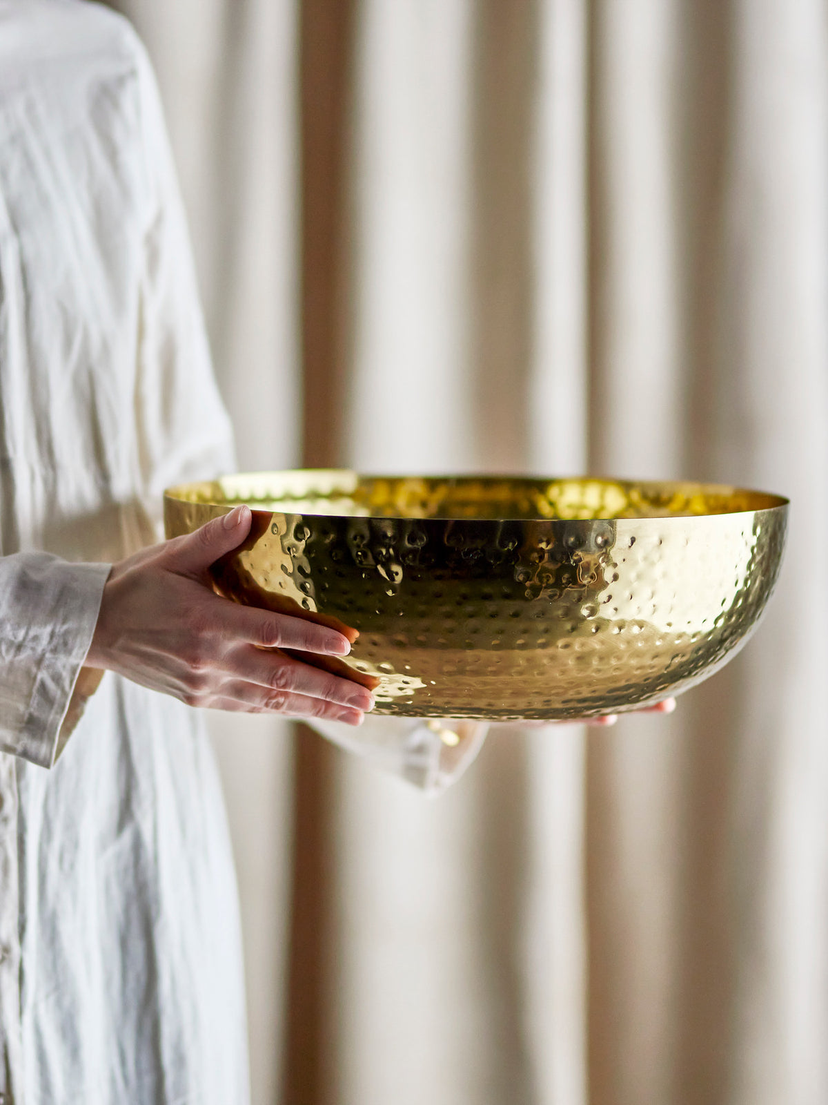 Mettemarie Schale, Gold, Metall in Gold präsentiert im Onlineshop von KAQTU Design AG. Schale ist von Bloomingville