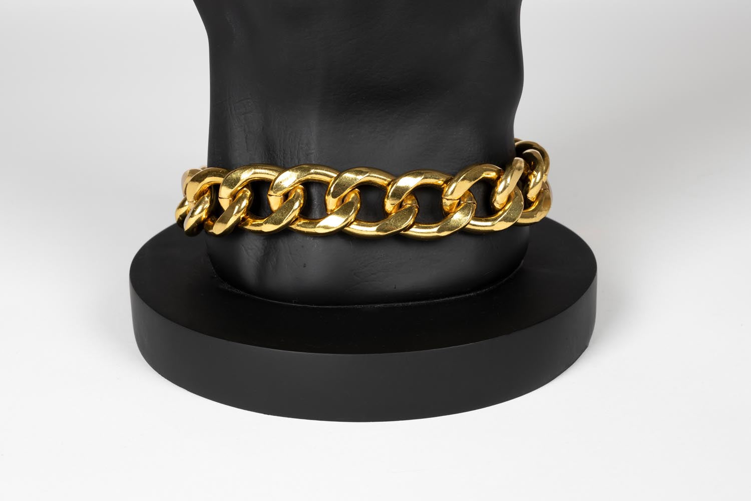 Der Fother Mucker Beistelltisch von Bold Monkey ist ein stilvolles und einzigartiges Möbelstück für moderne Wohnräume.