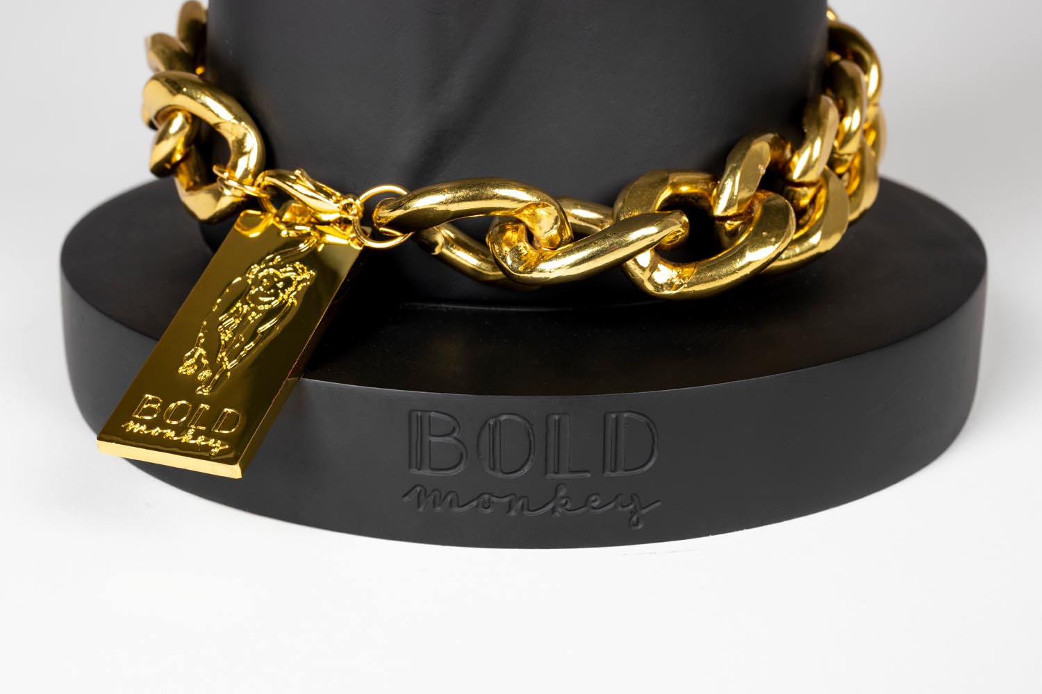 Der Fother Mucker Beistelltisch von Bold Monkey kombiniert modernes Design mit Funktionalität und ist ein Highlight für jeden Raum.