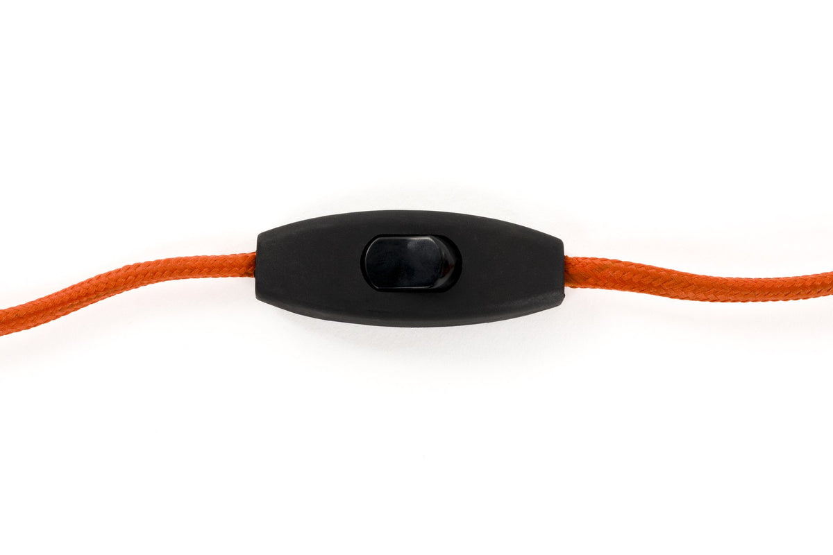 Stehlampe von Bold Monkey aus Eisen in leuchtendem Orange, geschwungene Form, mit E27-Fassung, Höhe 78 cm, für den Innenbereich.
