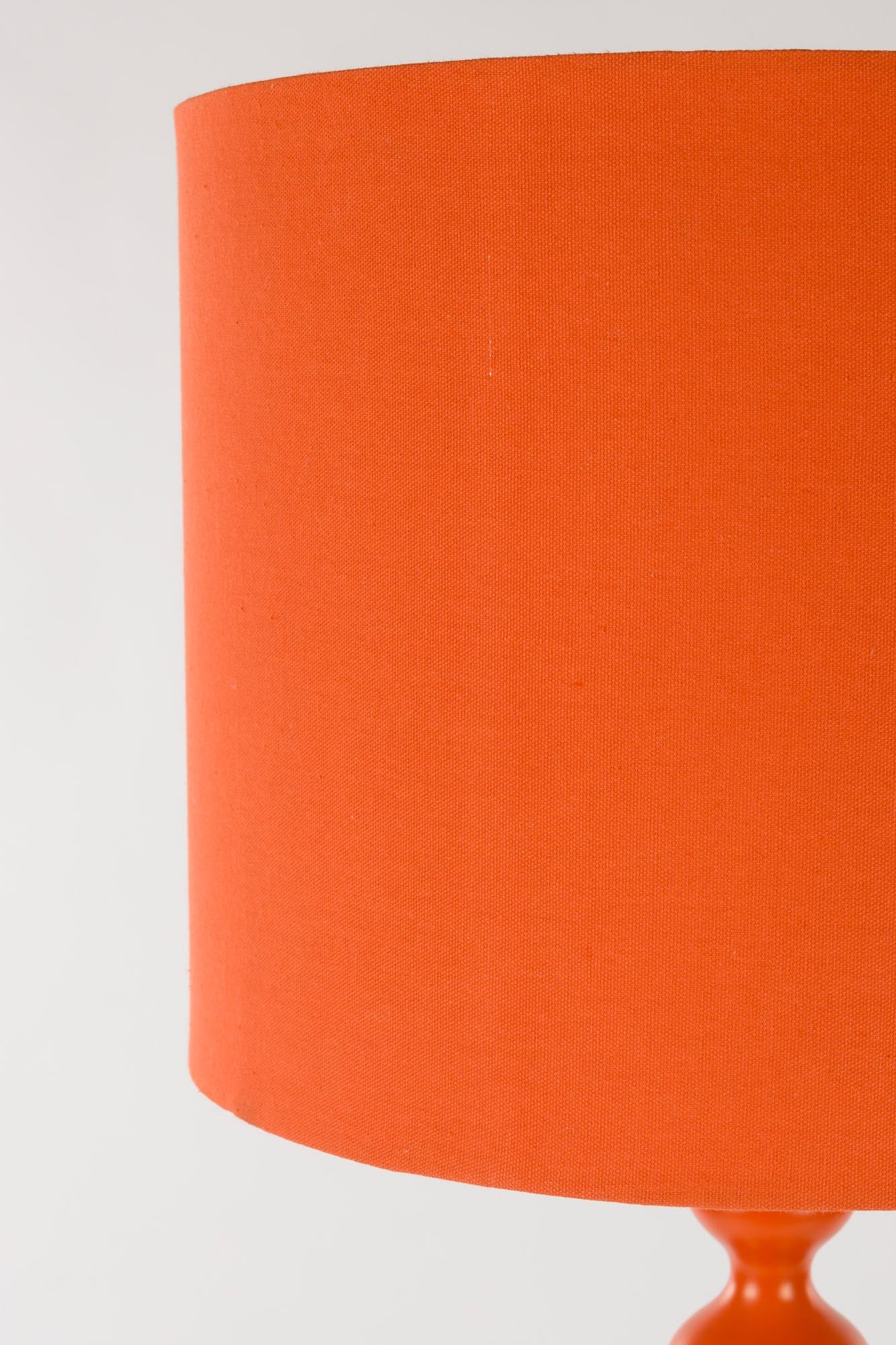 Setzen Sie mit der When Orange Is King Stehleuchte von Bold Monkey ein mutiges Statement in Ihrem Zuhause – ein einzigartiges Design in strahlendem Orange!