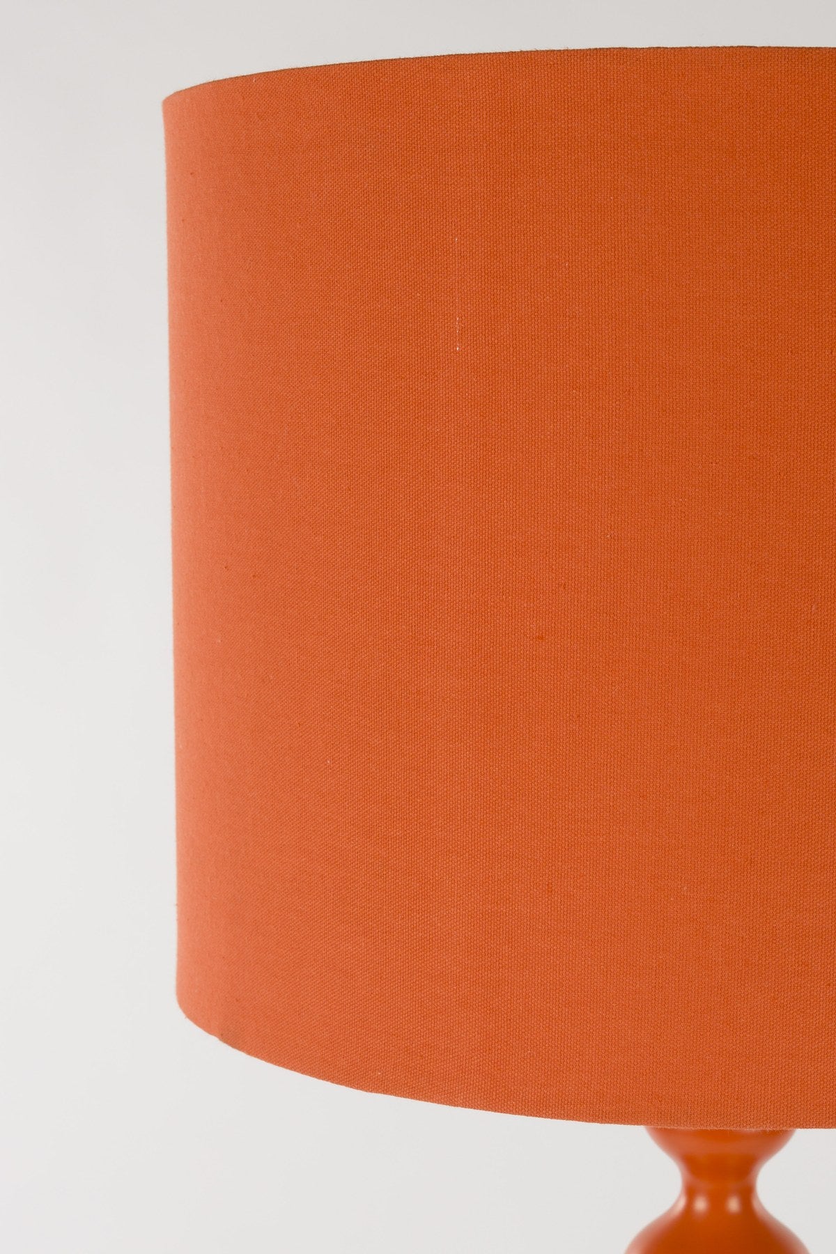 Orangefarbener Lampenschirm «When Orange is King» von Bold Monkey in zylindrischer Form, freigestellt ohne Lampenfuss.