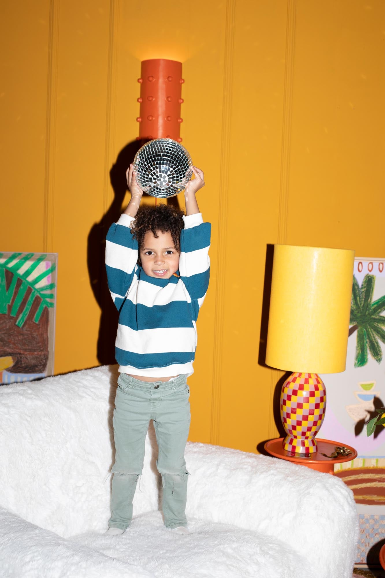 Erleben Sie ultimativen Komfort mit dem Lounge Stuhl Cuddle the Yeti von Bold Monkey – ein stilvoller, plüschiger Sessel für Ihr Zuhause.