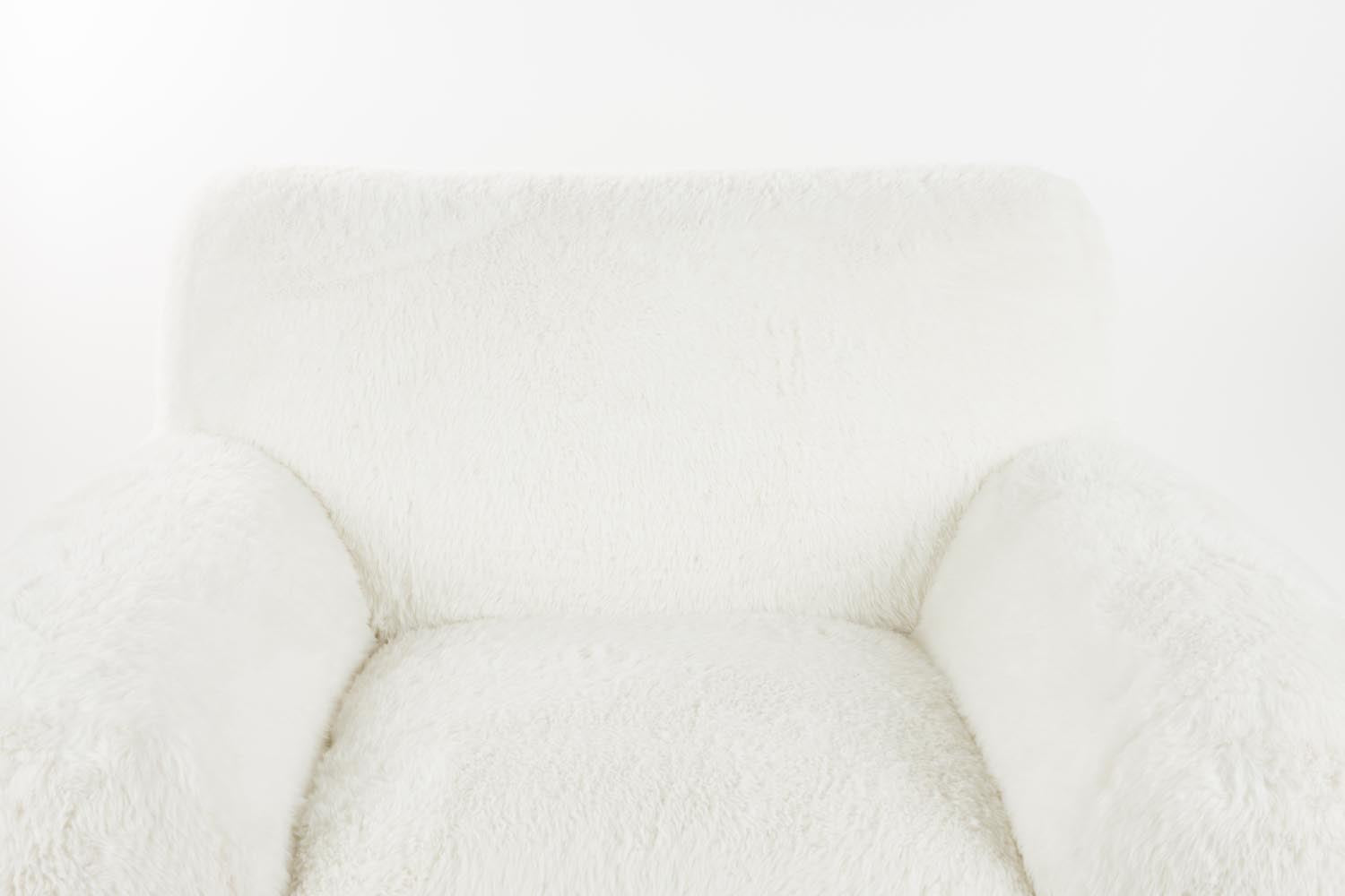 Genießen Sie den einzigartigen Komfort des Lounge Stuhls Cuddle the Yeti von Bold Monkey – ein plüschiger Hingucker für jedes Zuhause.