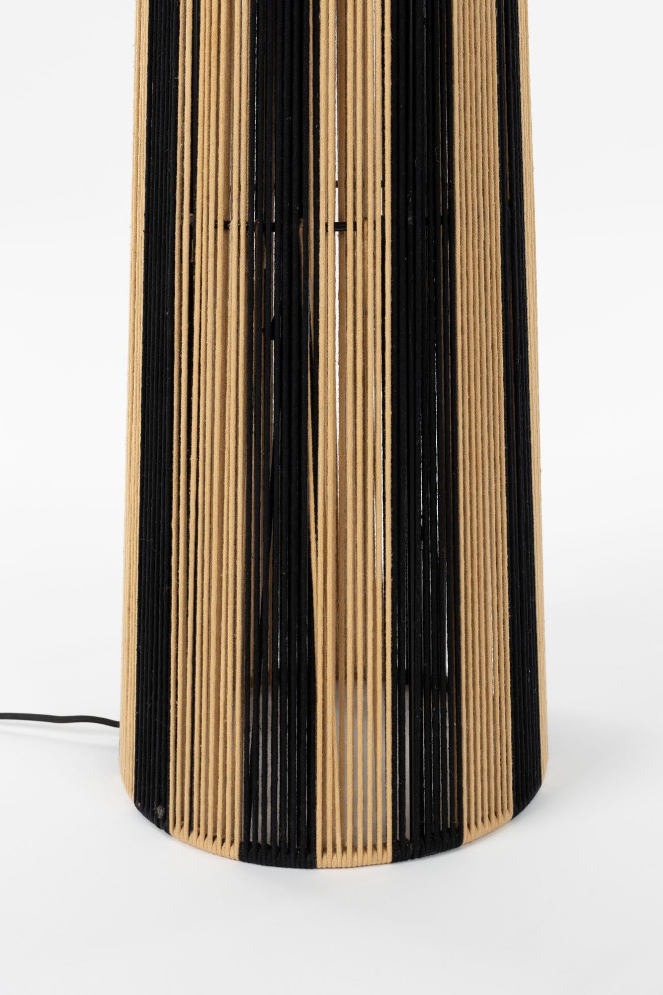 Die Stehleuchte Stripe it up von Bold Monkey begeistert mit ihrem einzigartigen, stilvollen Design und schafft eine gemütliche Atmosphäre in jedem Raum.