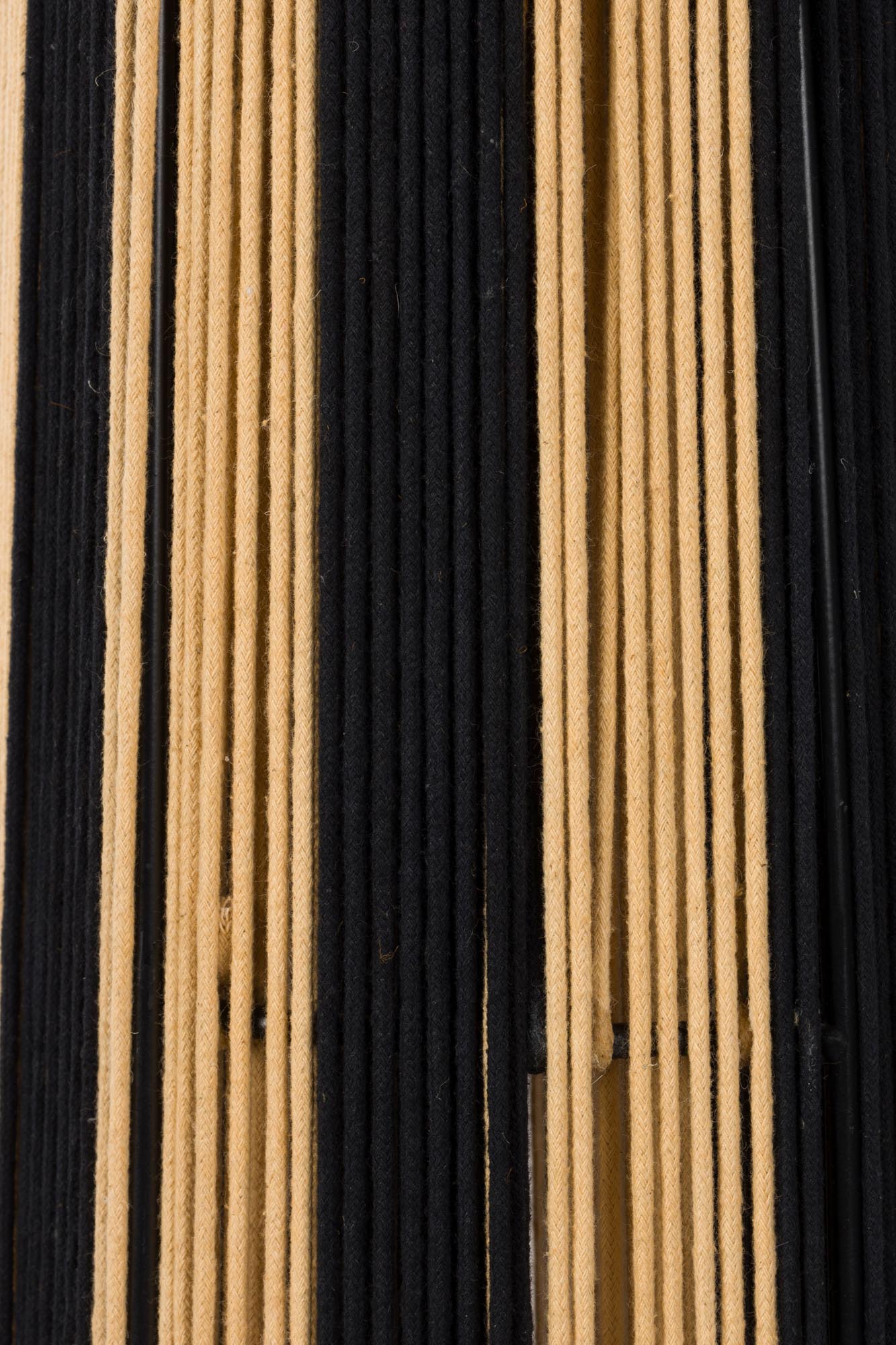 Die Stehleuchte Stripe it up von Bold Monkey begeistert mit ihrem einzigartigen, eleganten Design und schafft eine stilvolle Atmosphäre in jedem Raum.