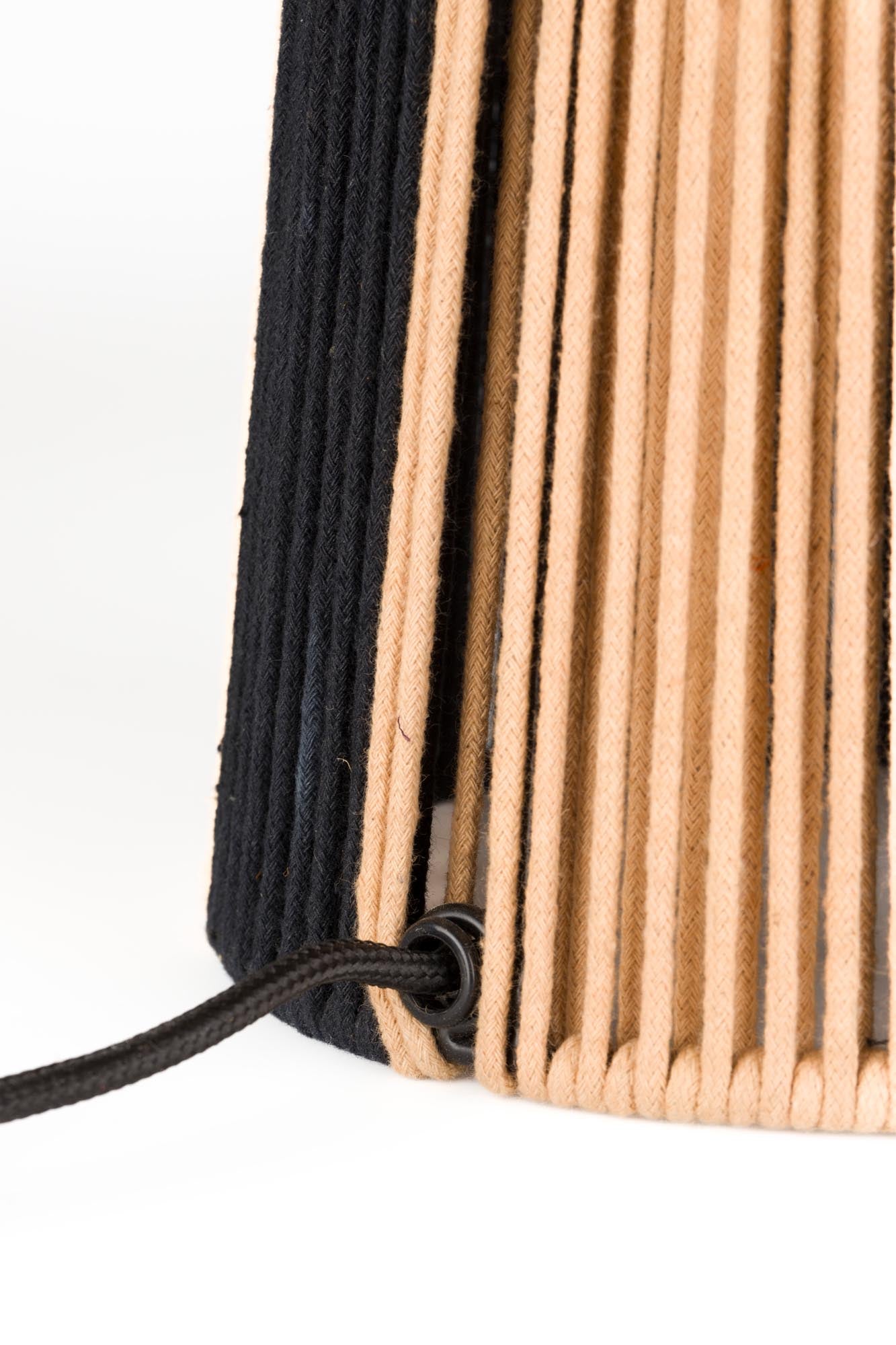 Setzen Sie mit der Tischleuchte Stripe it up von Bold Monkey stilvolle Akzente in Ihrem Zuhause. Ihr elegantes Design und die hochwertigen Materialien machen sie zum idealen Highlight für jedes Interieur.