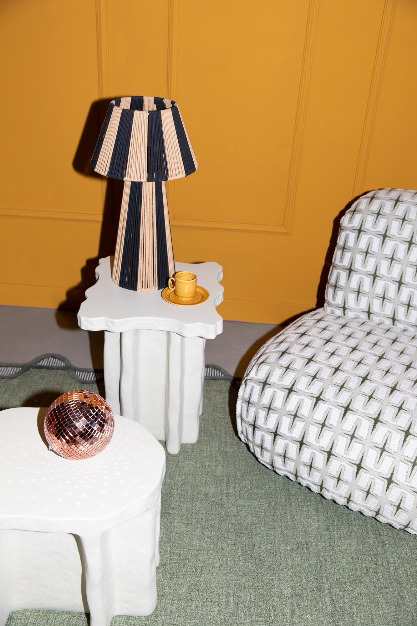 Setzen Sie mit der Tischleuchte Stripe it up von Bold Monkey stilvolle Akzente in Ihrem Zuhause. Ihr modernes Design und die hochwertigen Materialien machen sie zum idealen Highlight für jedes Interieur.