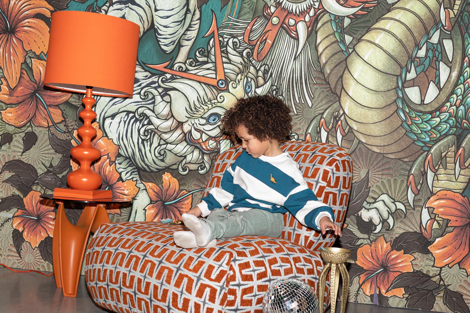 Stylischer Lounge Stuhl Ritz in Beige und Burned Orange von Bold Monkey. Ideal für Wohnzimmer, Schlafzimmer oder Büro – vereint Komfort und Design.