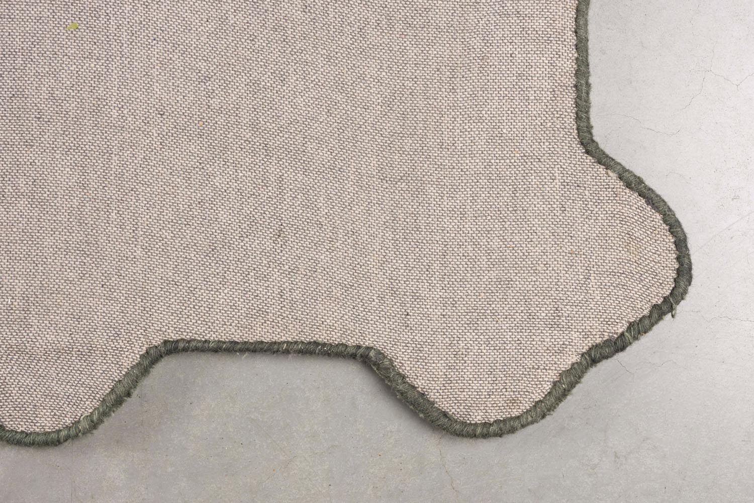 Erleben Sie den Teppich Sugar Lines von Bold Monkey – ein elegantes Kunstwerk, das Ihrem Zuhause Stil und Gemütlichkeit verleiht.