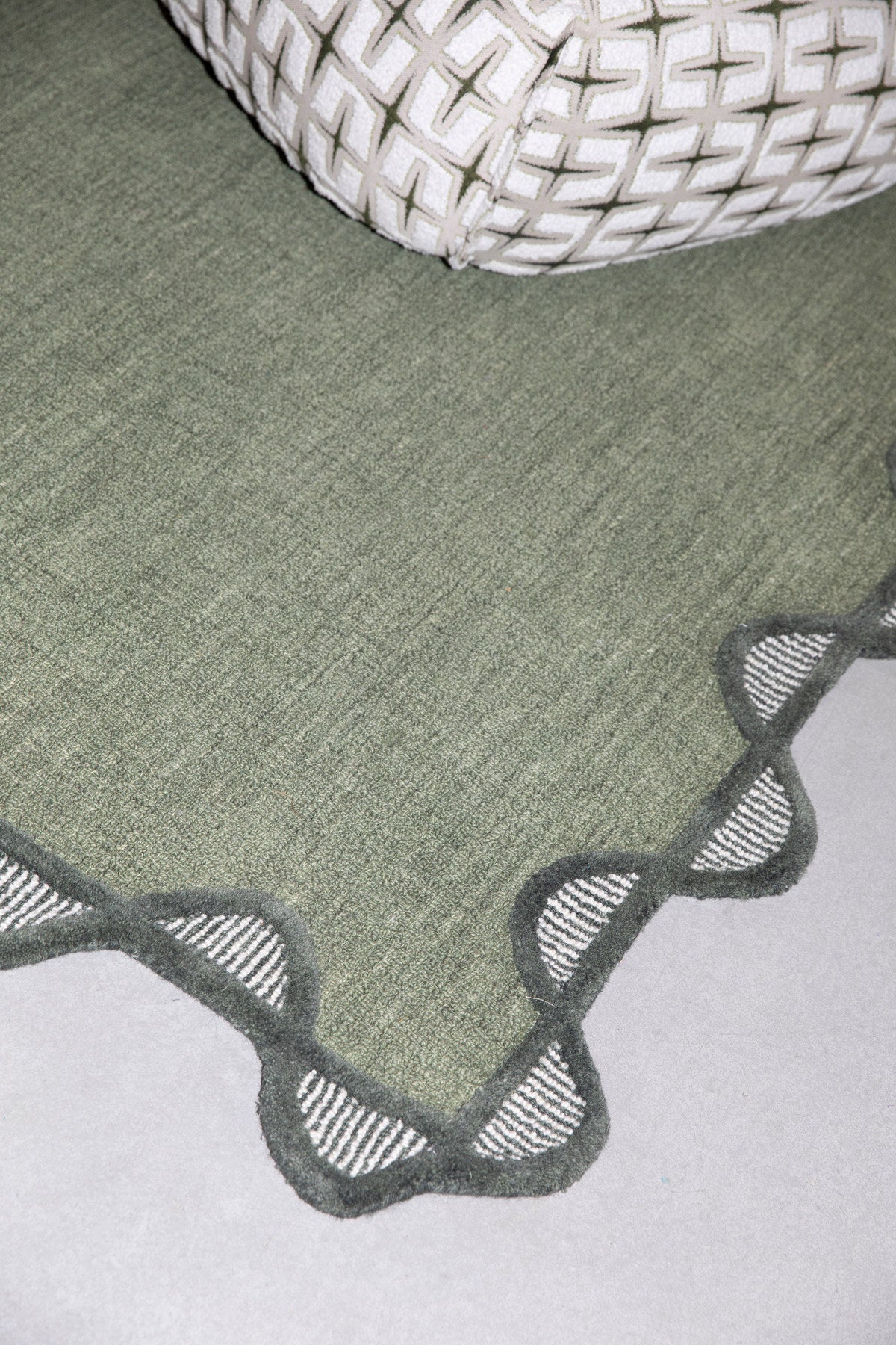 Teppich Sugar Lines in Grün präsentiert im Onlineshop von KAQTU Design AG. Teppich ist von Bold Monkey