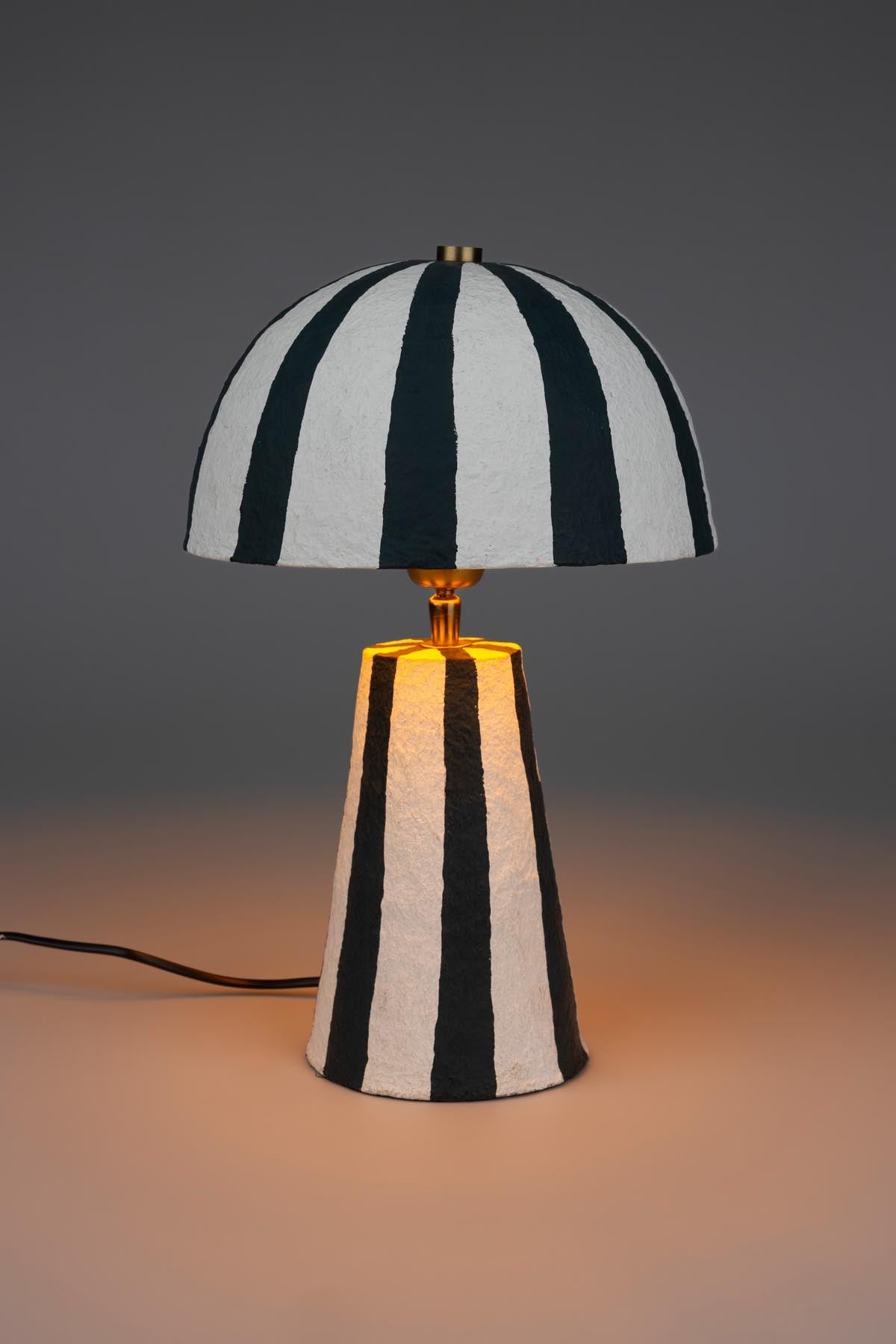 Tischlampe Zebra Rebel in Schwarz präsentiert im Onlineshop von KAQTU Design AG. Tischleuchte ist von Bold Monkey
