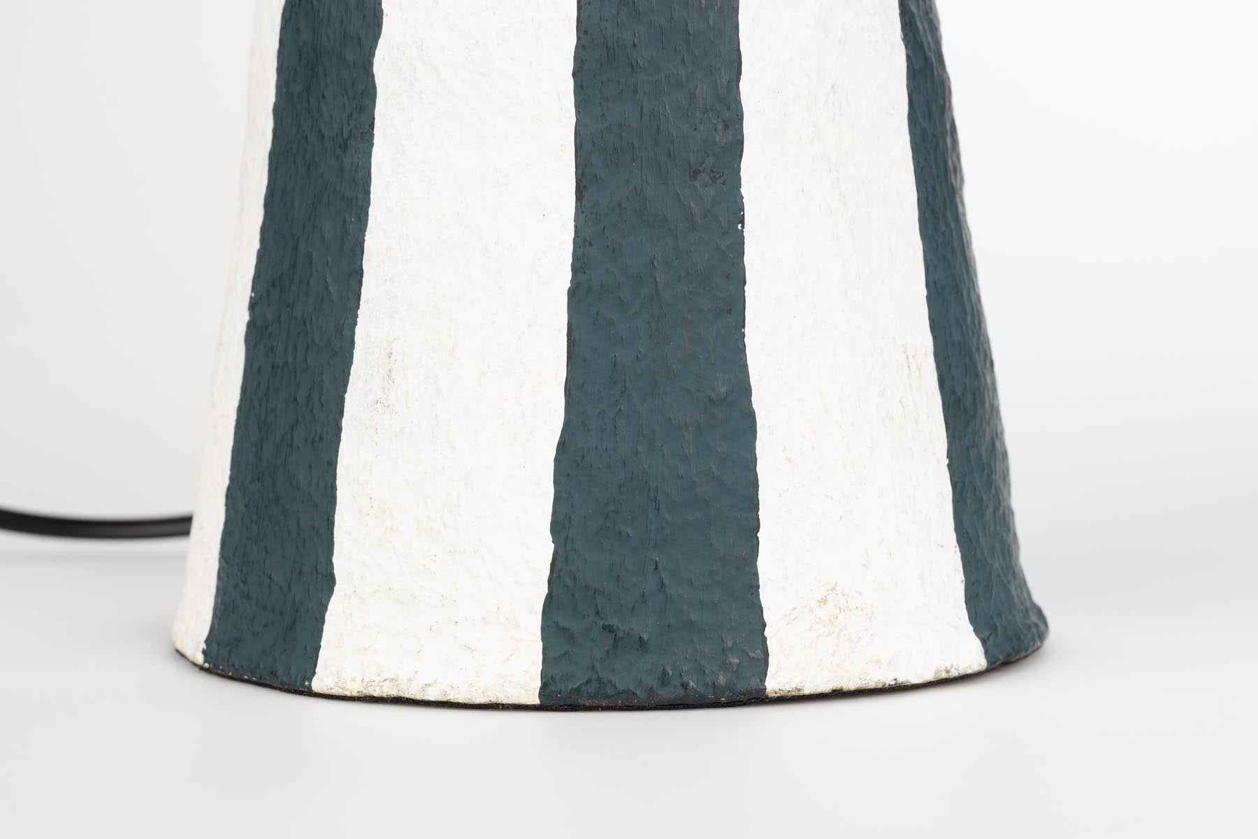 Tischlampe Zebra Rebel in Schwarz präsentiert im Onlineshop von KAQTU Design AG. Tischleuchte ist von Bold Monkey