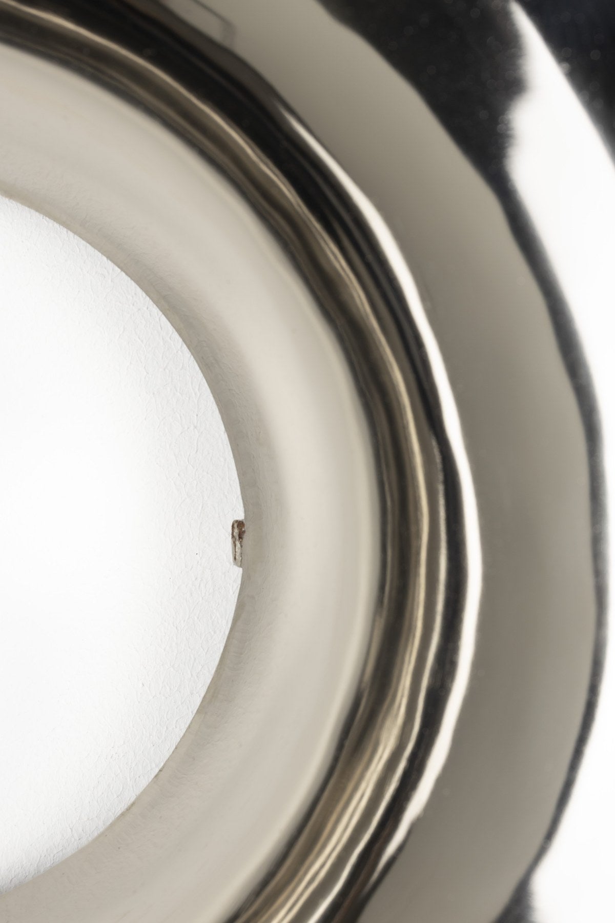 Runde silberne Wandleuchte aus Metall mit spiegelnder Oberfläche und abnehmbarer Lichtquelle, Modell Foodies Delight von Bold Monkey.