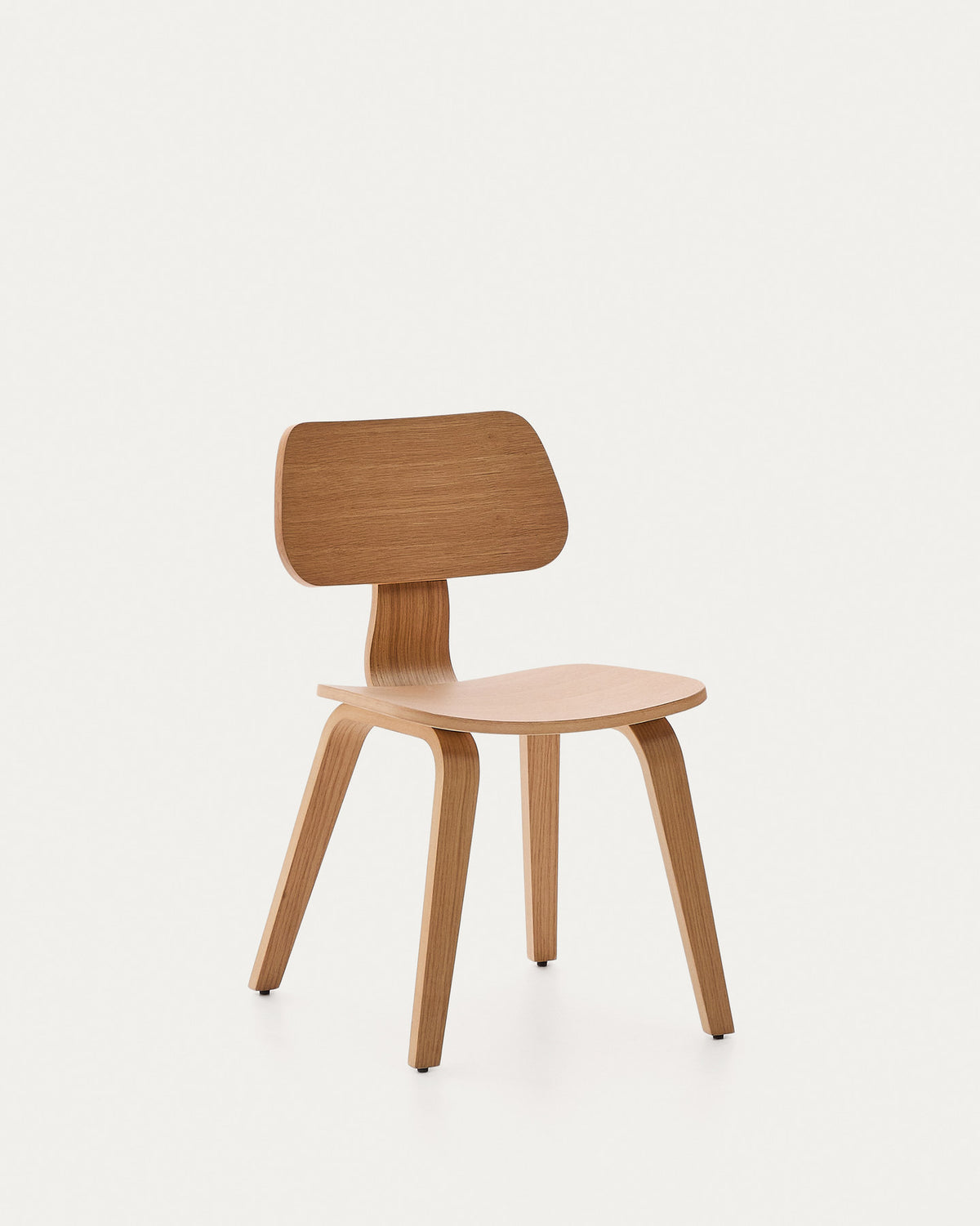 Gena-Stuhl aus Eichenfurnier in Natur präsentiert im Onlineshop von KAQTU Design AG. Stuhl ist von Kave Home