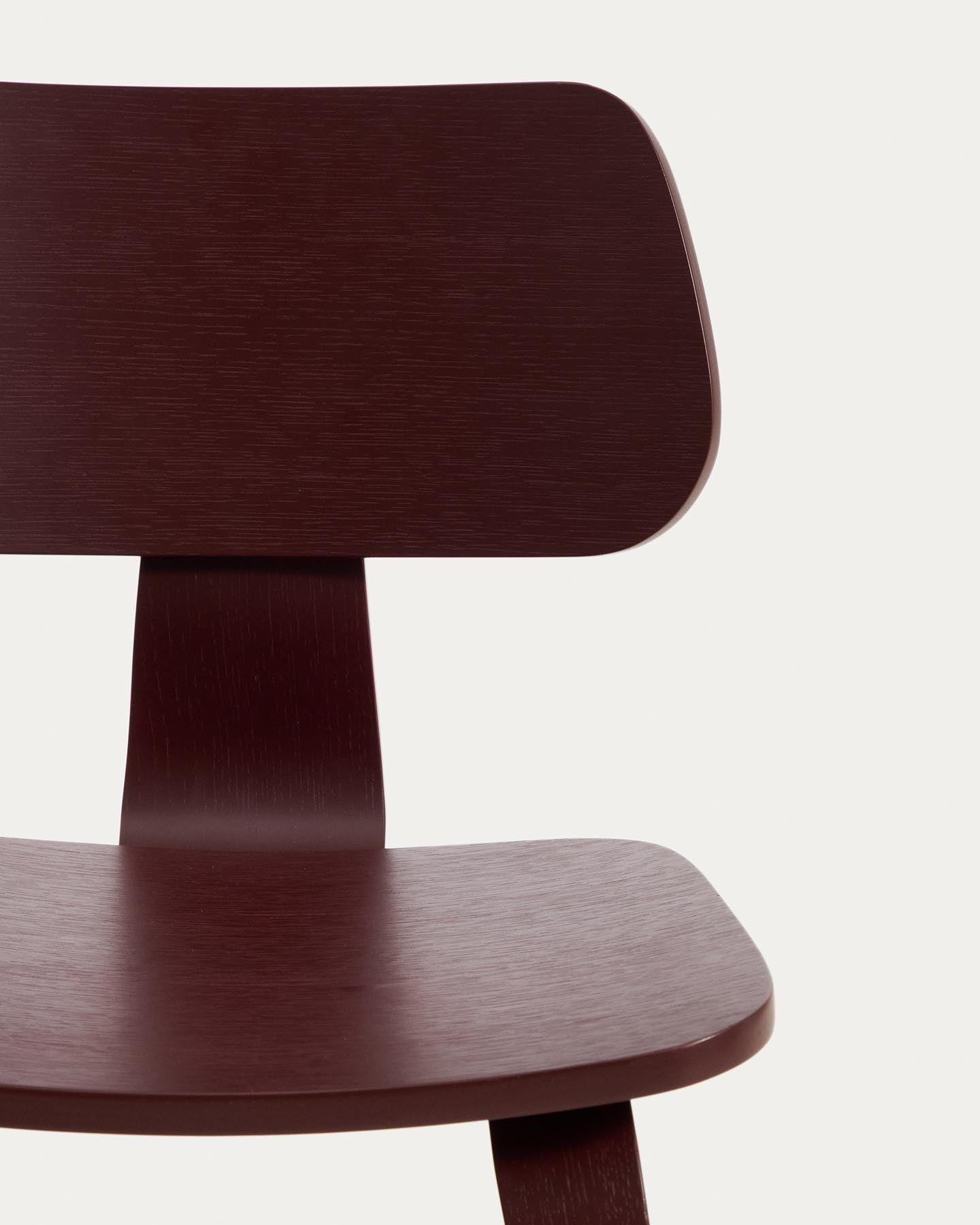 Gena-Stuhl aus Eichenfurnier mit bordeauxrotem Finish in Rot präsentiert im Onlineshop von KAQTU Design AG. Stuhl ist von Kave Home