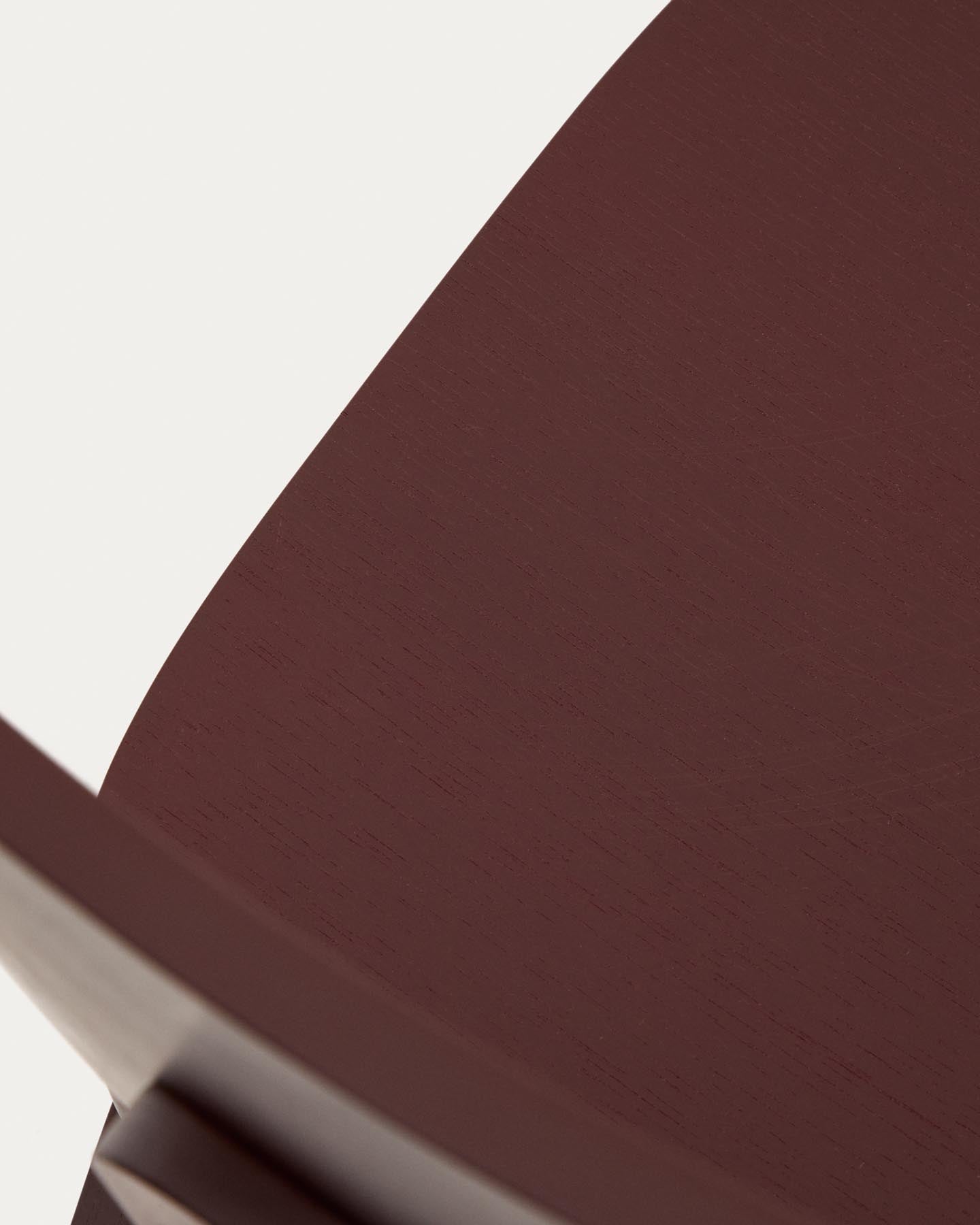 Gena-Stuhl aus Eichenfurnier mit bordeauxrotem Finish in Rot präsentiert im Onlineshop von KAQTU Design AG. Stuhl ist von Kave Home