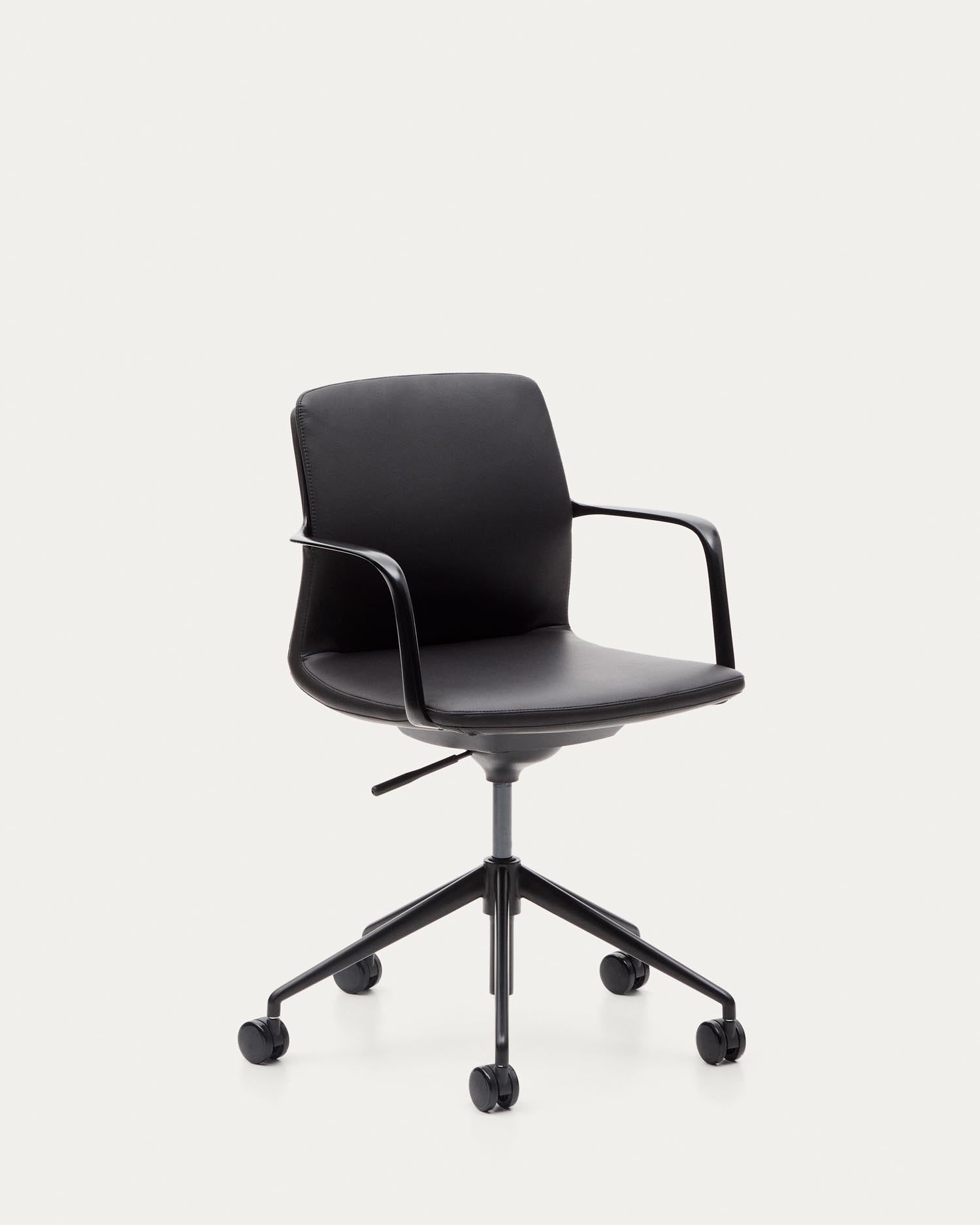 Schreibtischstuhl Nerlan aus schwarzem Kunstleder und schwarzem Aluminiumgestell in Schwarz präsentiert im Onlineshop von KAQTU Design AG. Bürostuhl mit Armlehne ist von Kave Home