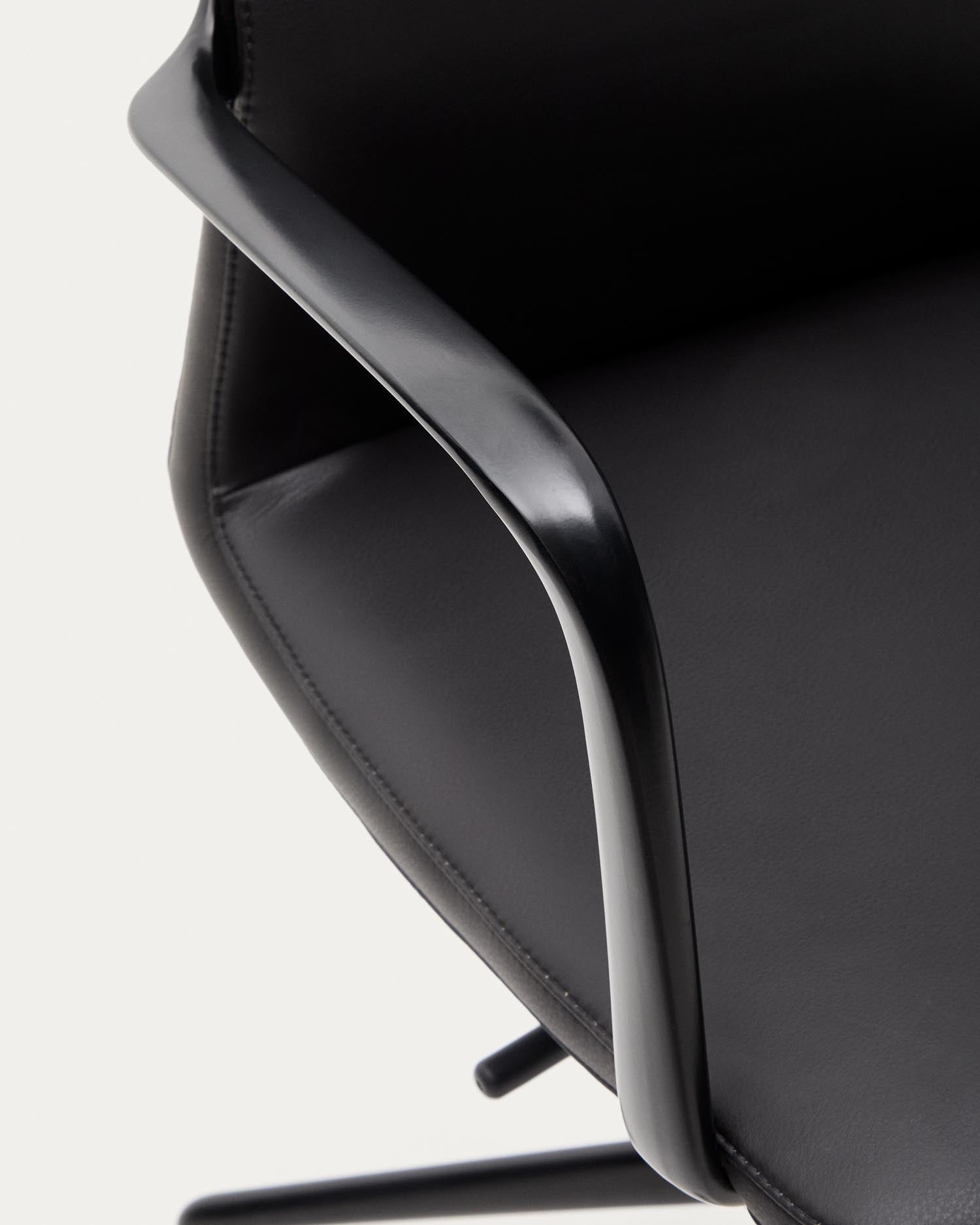 Entdecken Sie den Schreibtischstuhl Nerlan von Kave Home: Ergonomisches Design, langlebige Materialien und elegantes schwarzes Finish für Ihr Büro.