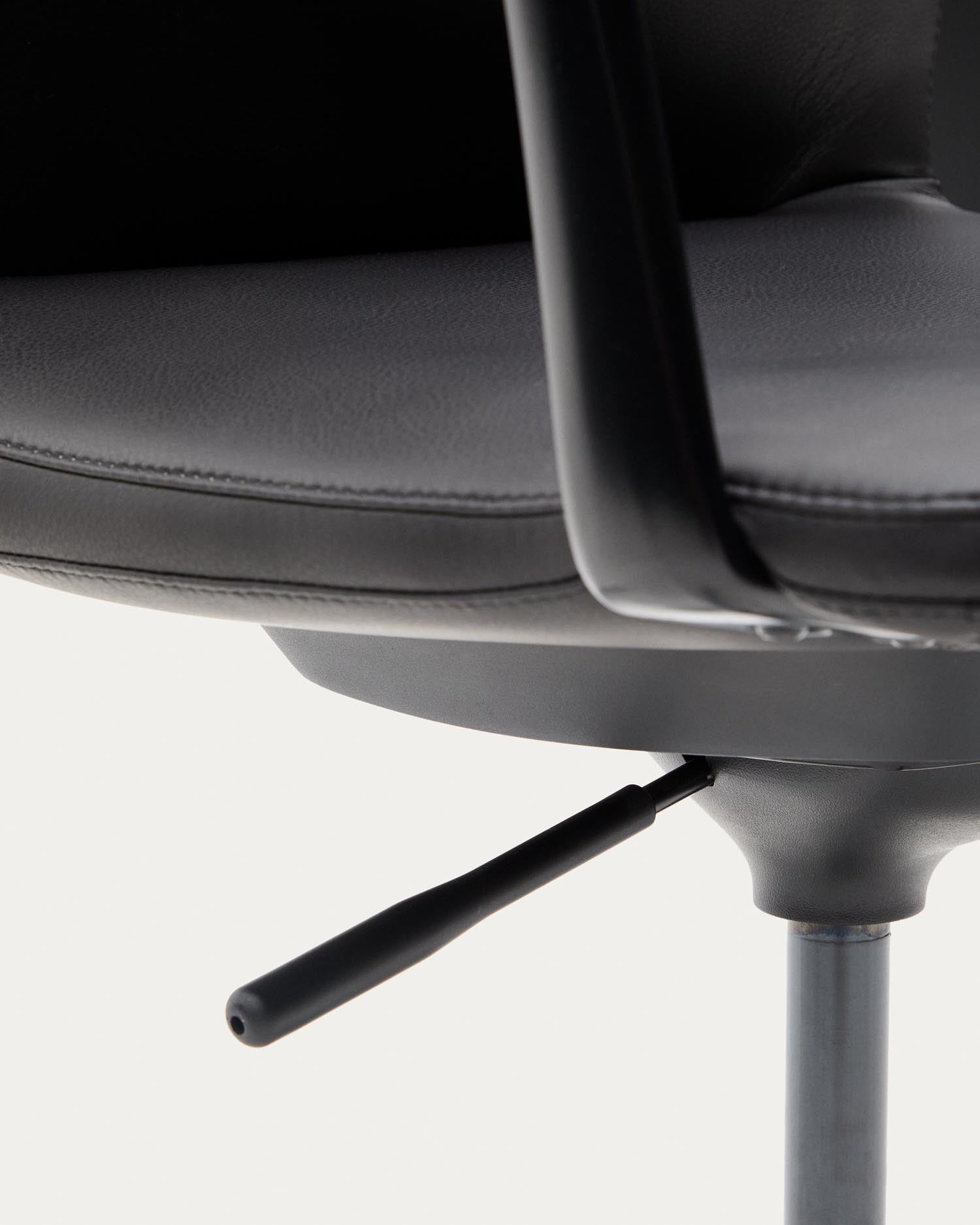 Entdecken Sie den Schreibtischstuhl Nerlan von Kave Home: Ergonomisches Design, langlebige Materialien und elegantes schwarzes Finish für Ihr Büro.