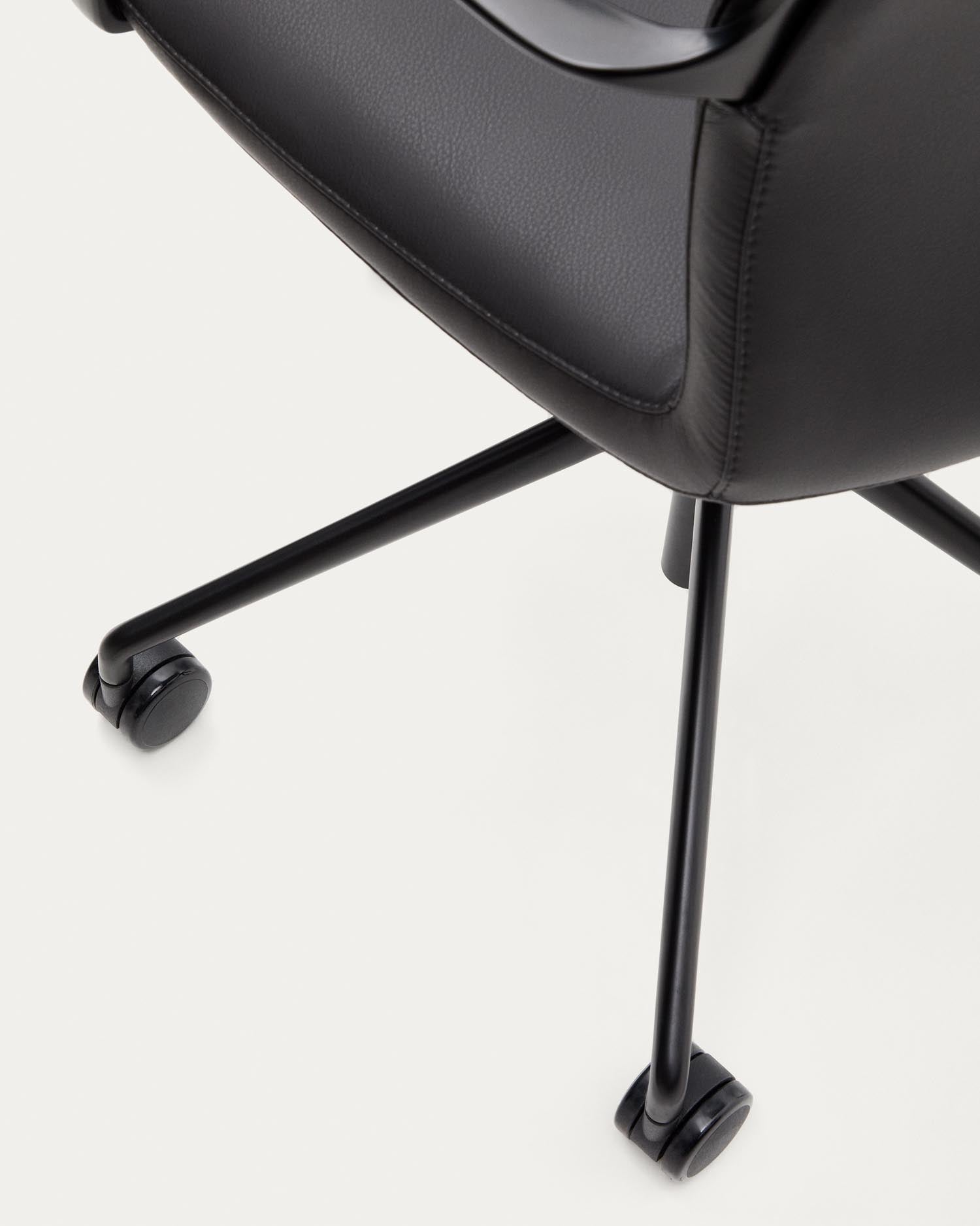 Erleben Sie den Schreibtischstuhl Nerlan von Kave Home: Stilvolles schwarzes Kunstleder, robustes Aluminiumgestell und optimaler Komfort für produktives Arbeiten.