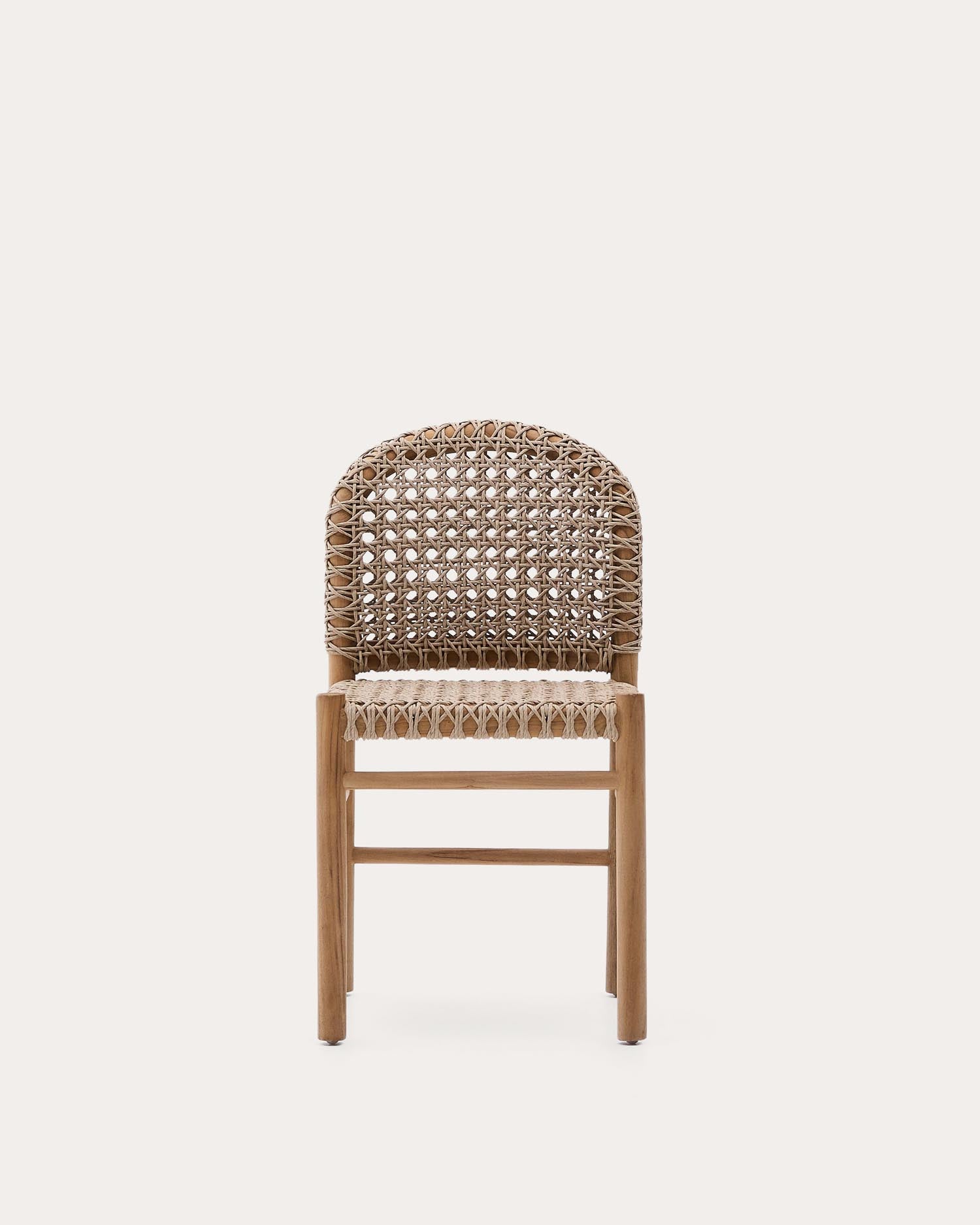 Der Tavira Outdoor-Stuhl aus massivem Teakholz von Kave Home vereint Eleganz und Komfort für stilvolle Aussenbereiche.