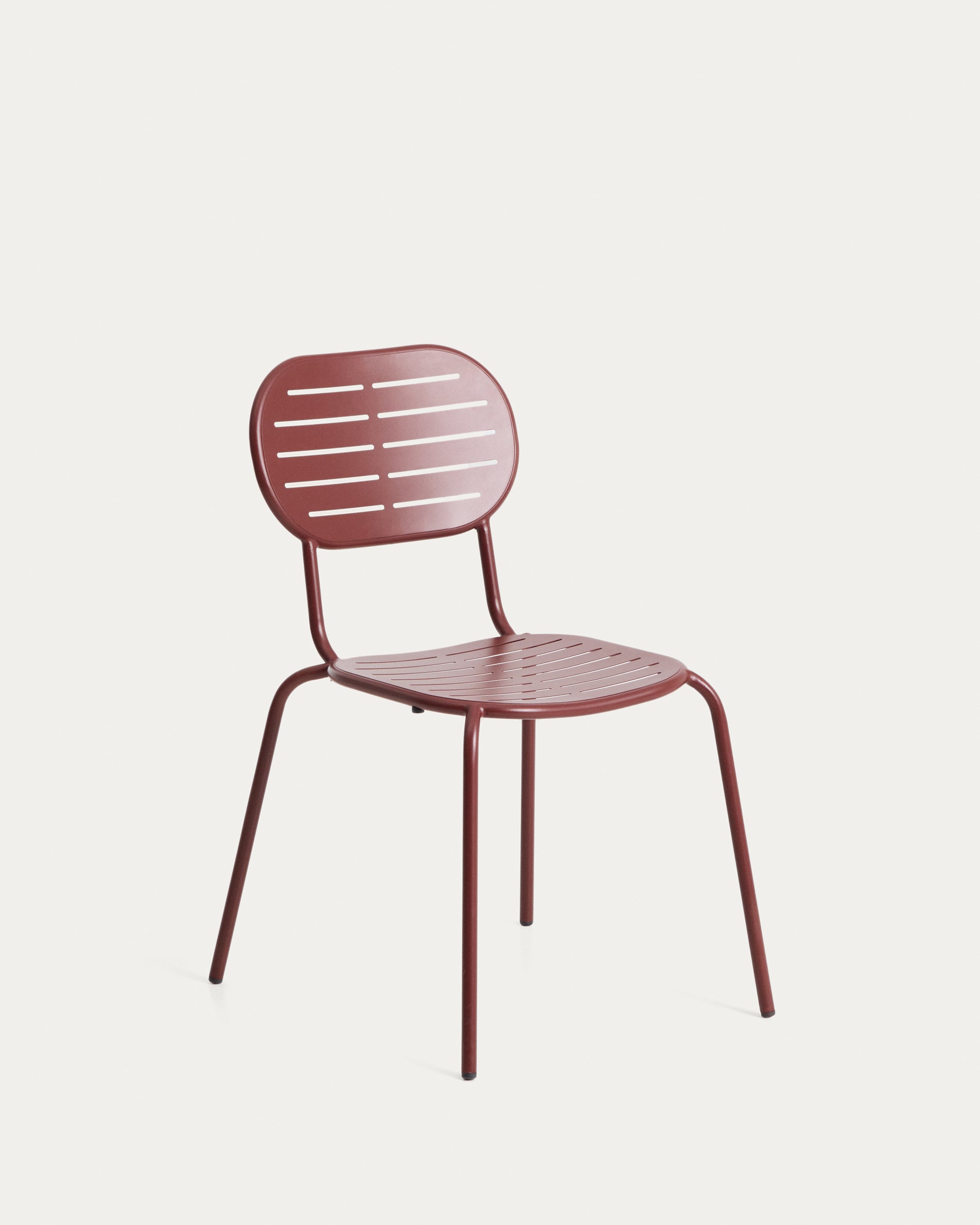 Stapelbarer Outdoor-Stuhl Brai aus granatrot verzinktem Stahl in präsentiert im Onlineshop von KAQTU Design AG. Gartenstuhl ist von Kave Home