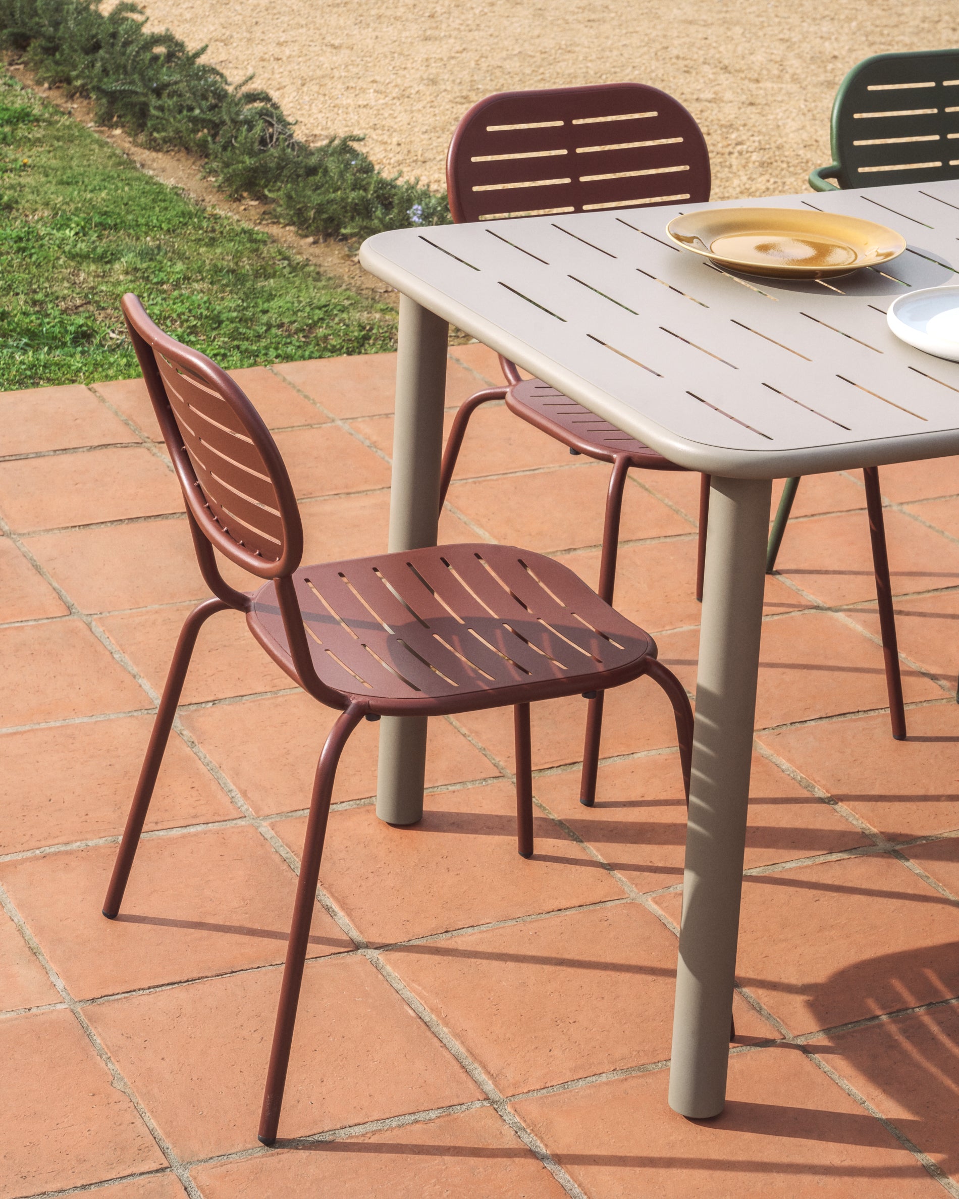 Eleganter stapelbarer Gartenstuhl Brai in granatrot, gefertigt aus robustem verzinktem Stahl, ideal für stilvolle Outdoor-Bereiche.