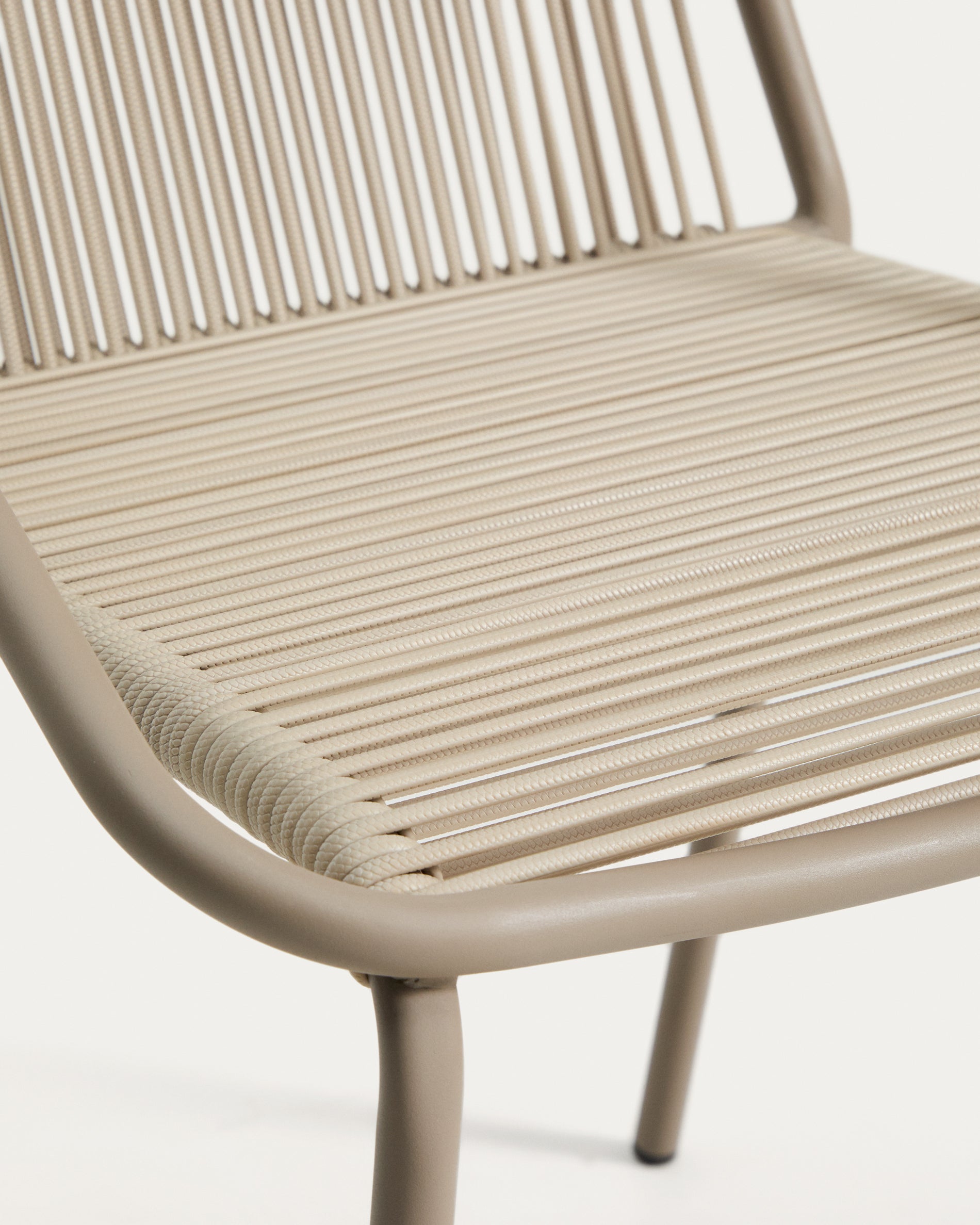 Outdoor-Stuhl Zivia aus écrufarbenem Seil und taupefarben verzinktem Stahl in Taupe präsentiert im Onlineshop von KAQTU Design AG. Gartenstuhl ist von Kave Home