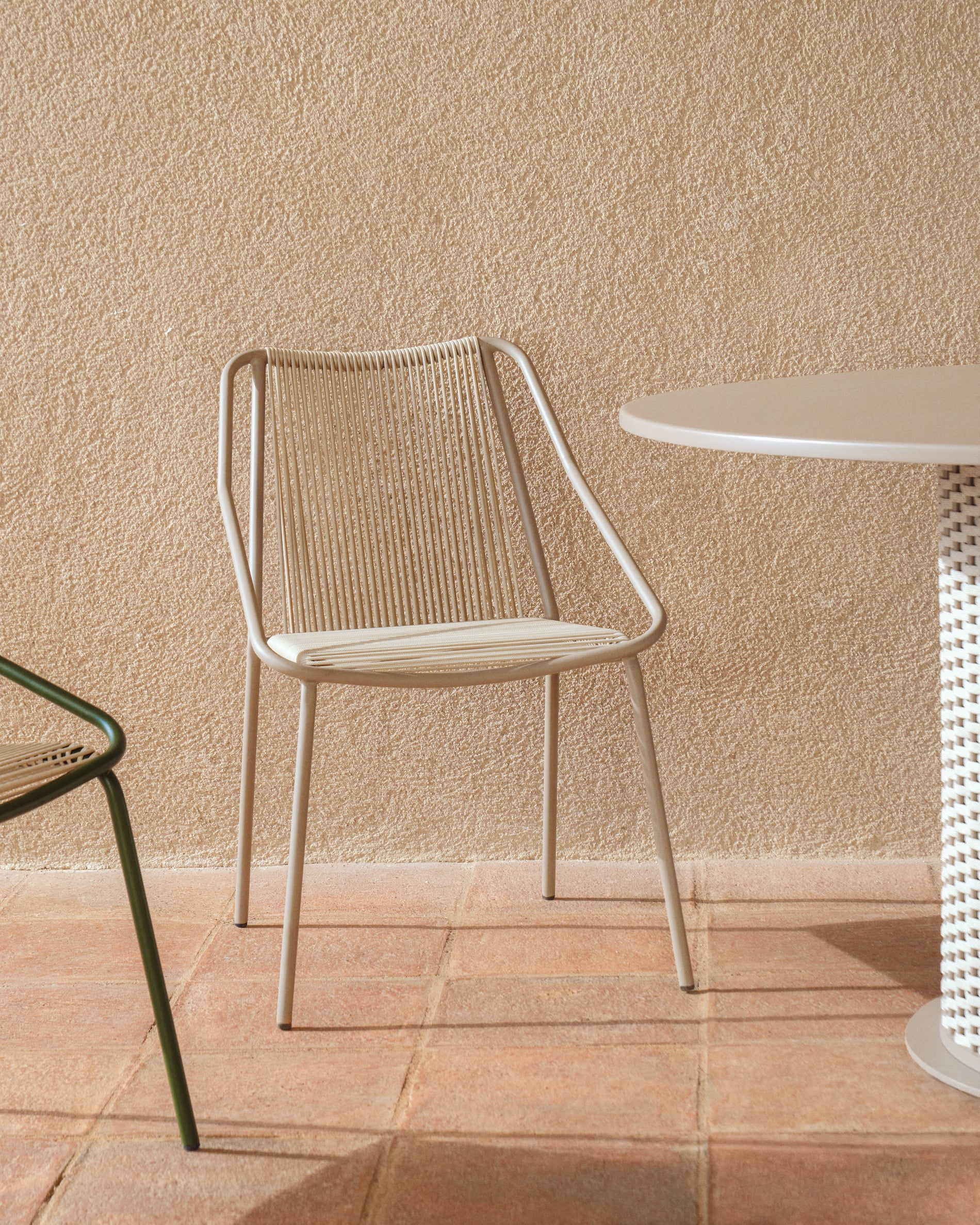 Outdoor-Stuhl Zivia aus écrufarbenem Seil und taupefarben verzinktem Stahl in Taupe präsentiert im Onlineshop von KAQTU Design AG. Gartenstuhl ist von Kave Home