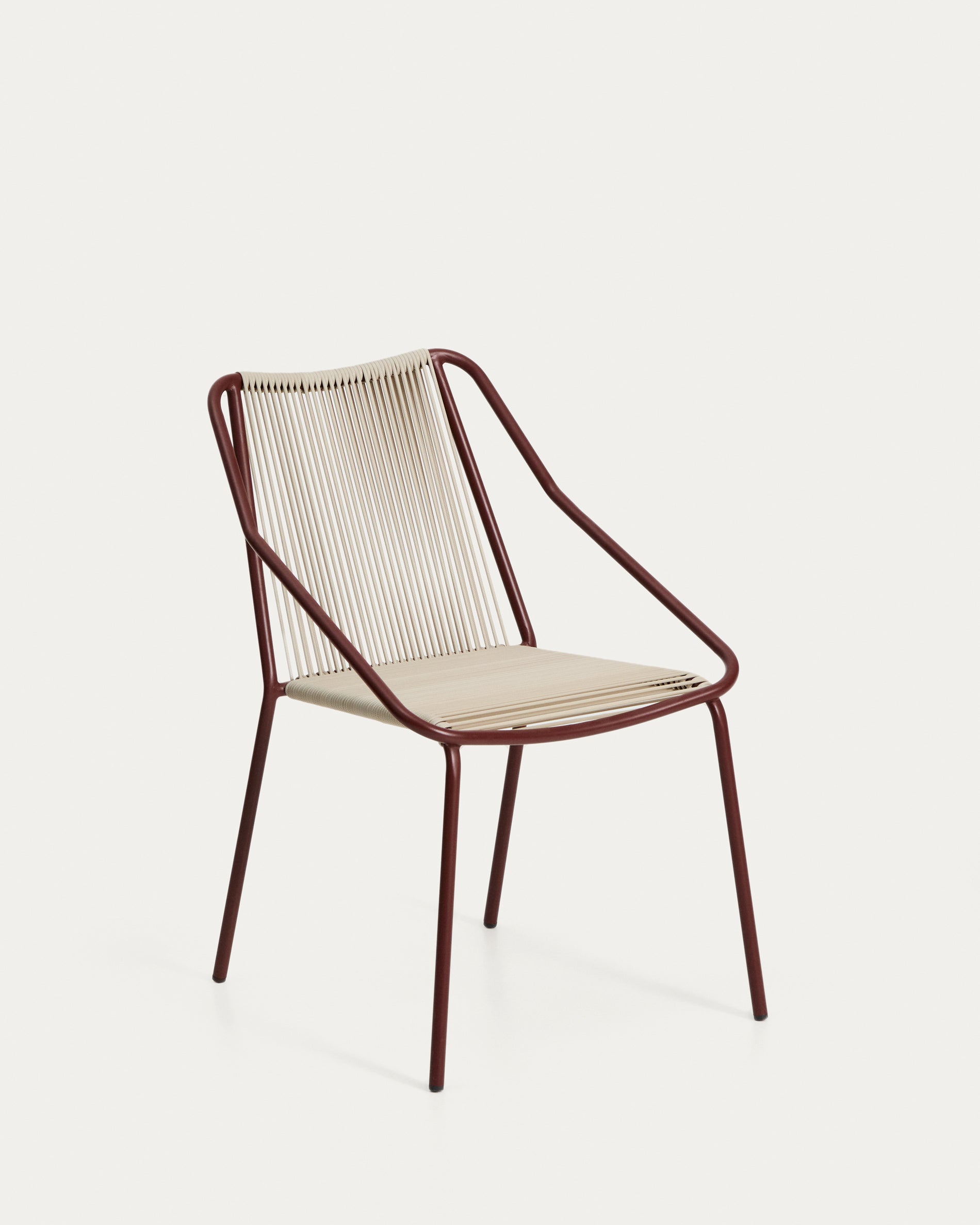 Outdoor-Stuhl Zivia aus écrufarbenem Seil und granatrot verzinktem Stahl in präsentiert im Onlineshop von KAQTU Design AG. Gartenstuhl ist von Kave Home