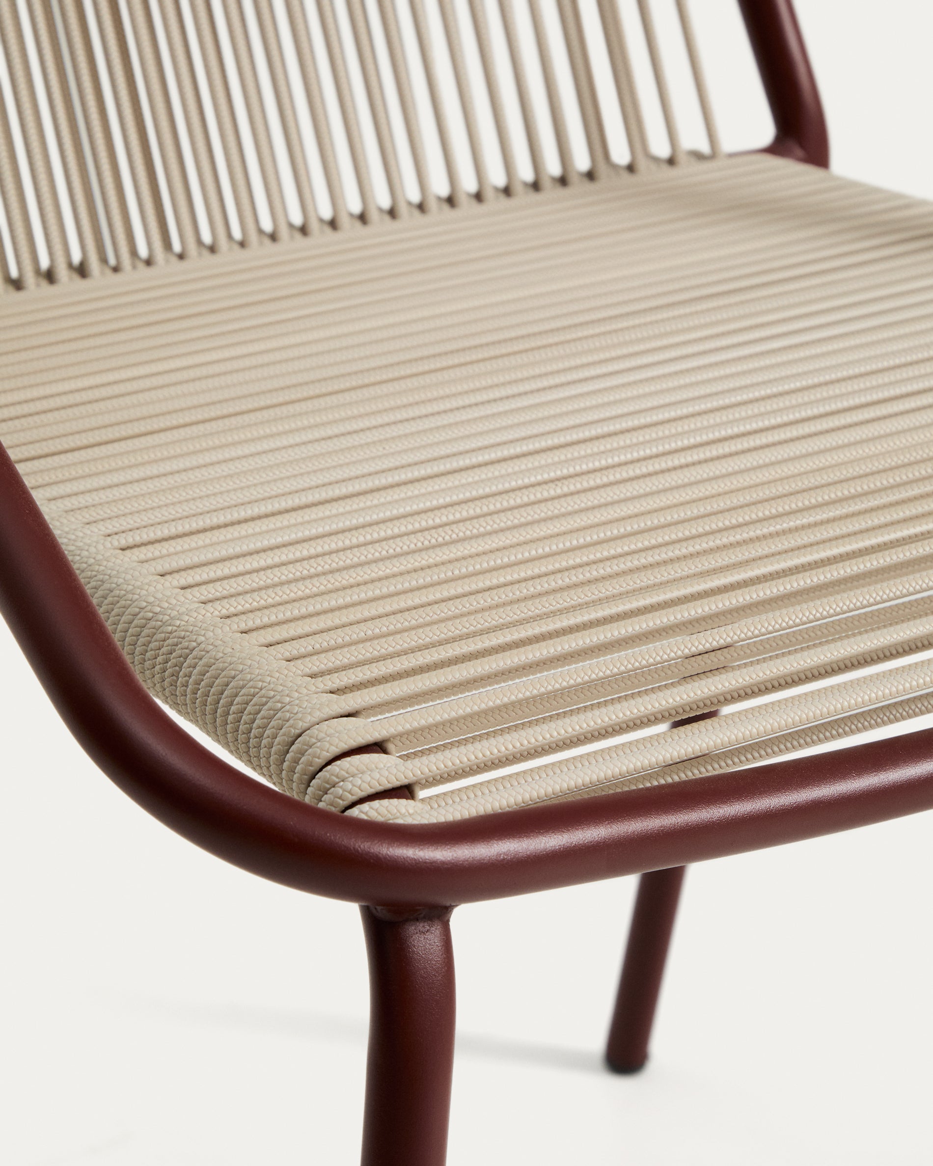 Eleganter Outdoor-Stuhl Zivia in écrufarbenem Seil und granatrot lackiertem Stahl, ideal für stilvolle Gartenmöbel und gemütliche Abende im Freien.