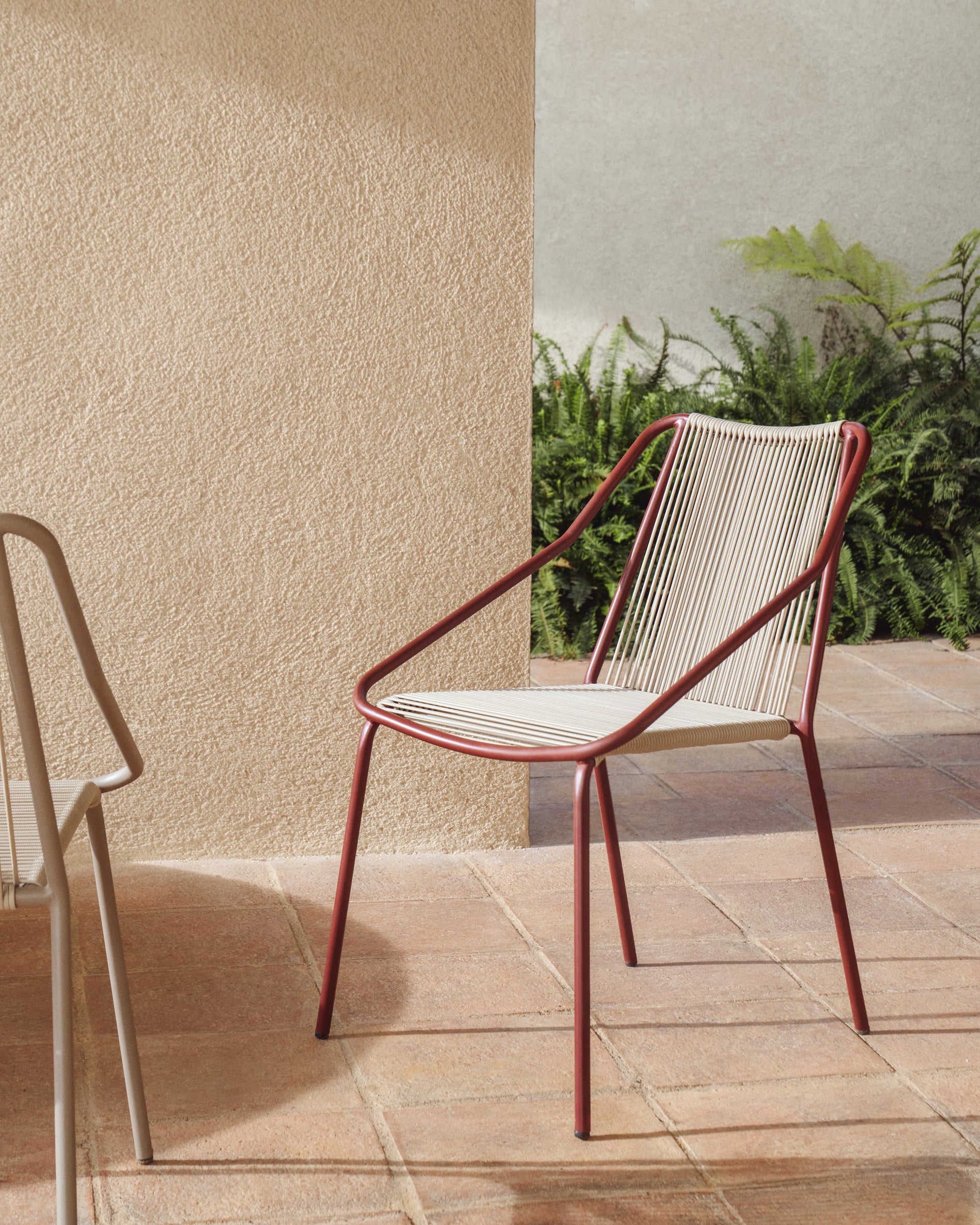Eleganter Outdoor-Stuhl Zivia mit écrufarbenem Seil und granatrot verzinktem Stahl, ideal für stilvolle Gartenmöbel.