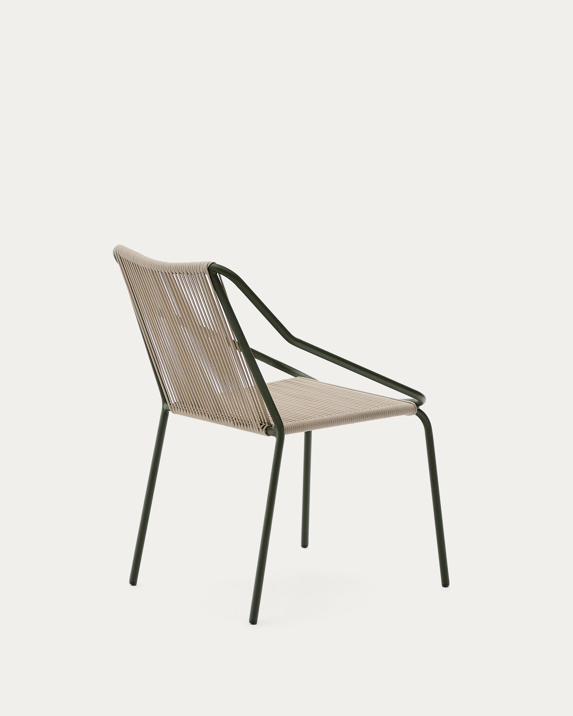 Moderner Outdoor-Stuhl Zivia mit écrufarbenem Seil und grünem Stahlgestell, ideal für stilvolle Aussenbereiche.