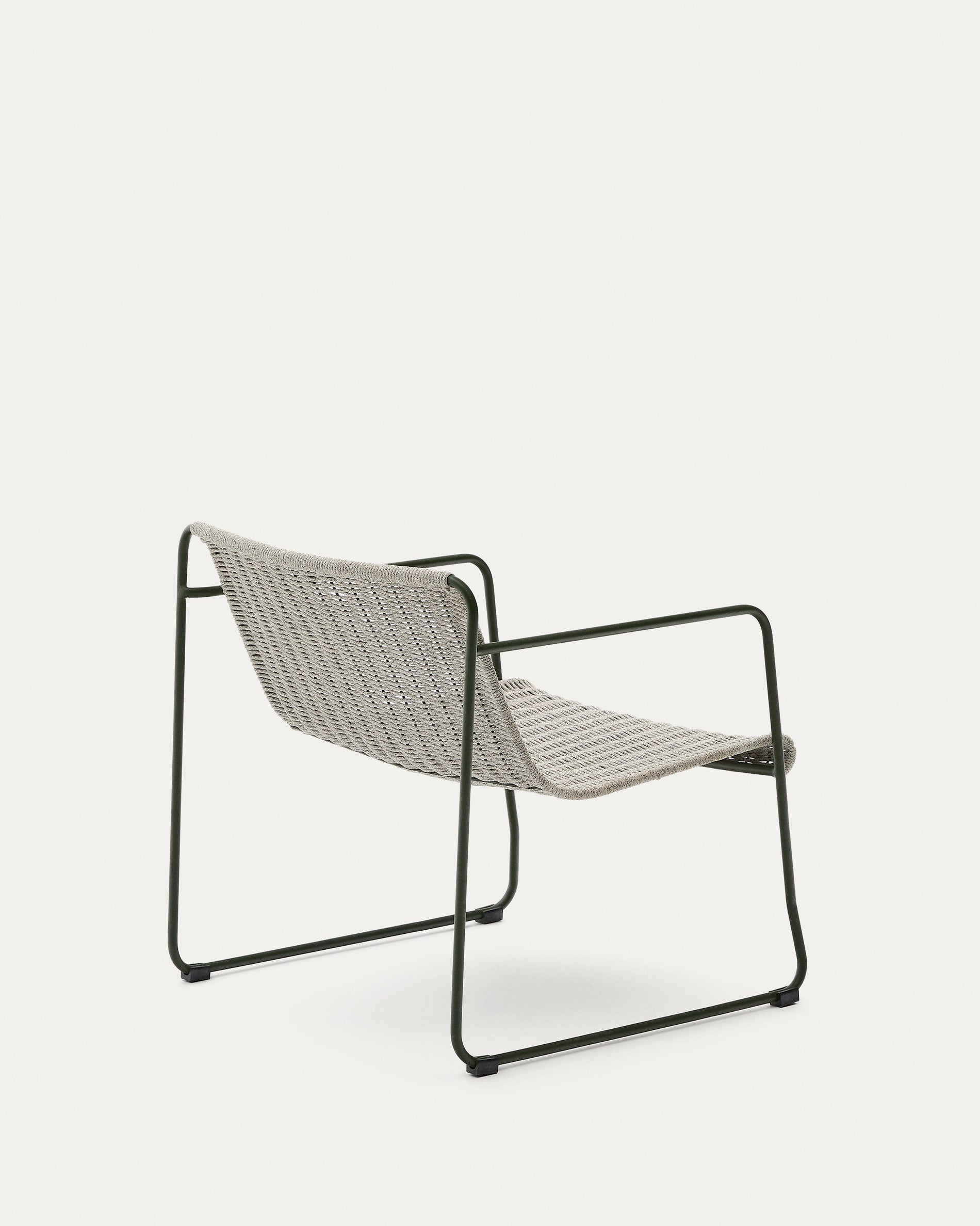 Eleganter Sessel aus grünem Stahl mit écrufarbenem und grauem Seil, perfekt für moderne Wohn- und Aussenbereiche.