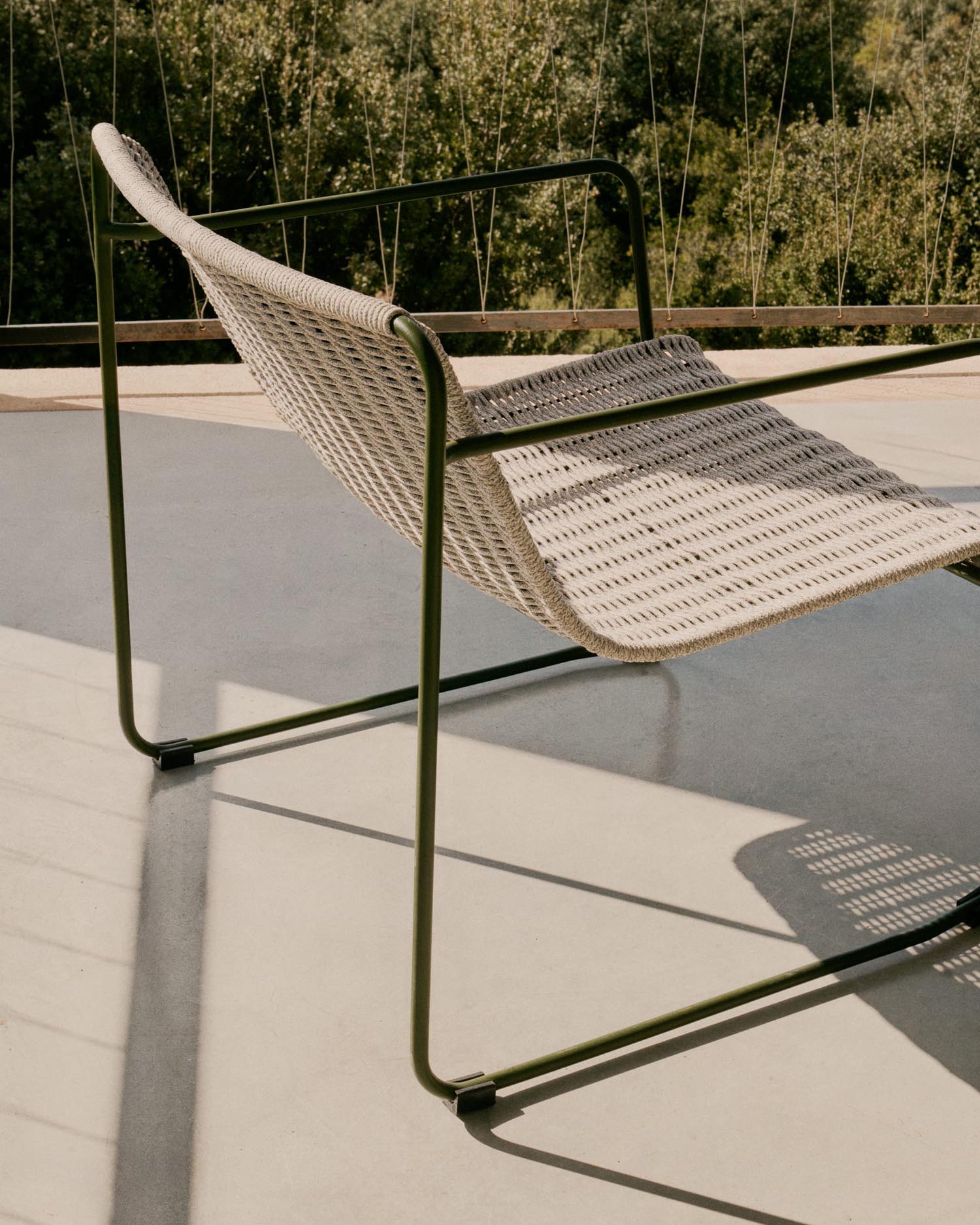 Eleganter Sessel aus grünem Stahl mit écrufarbenem und grauem Seil, perfekt für moderne Wohn- und Aussenbereiche.