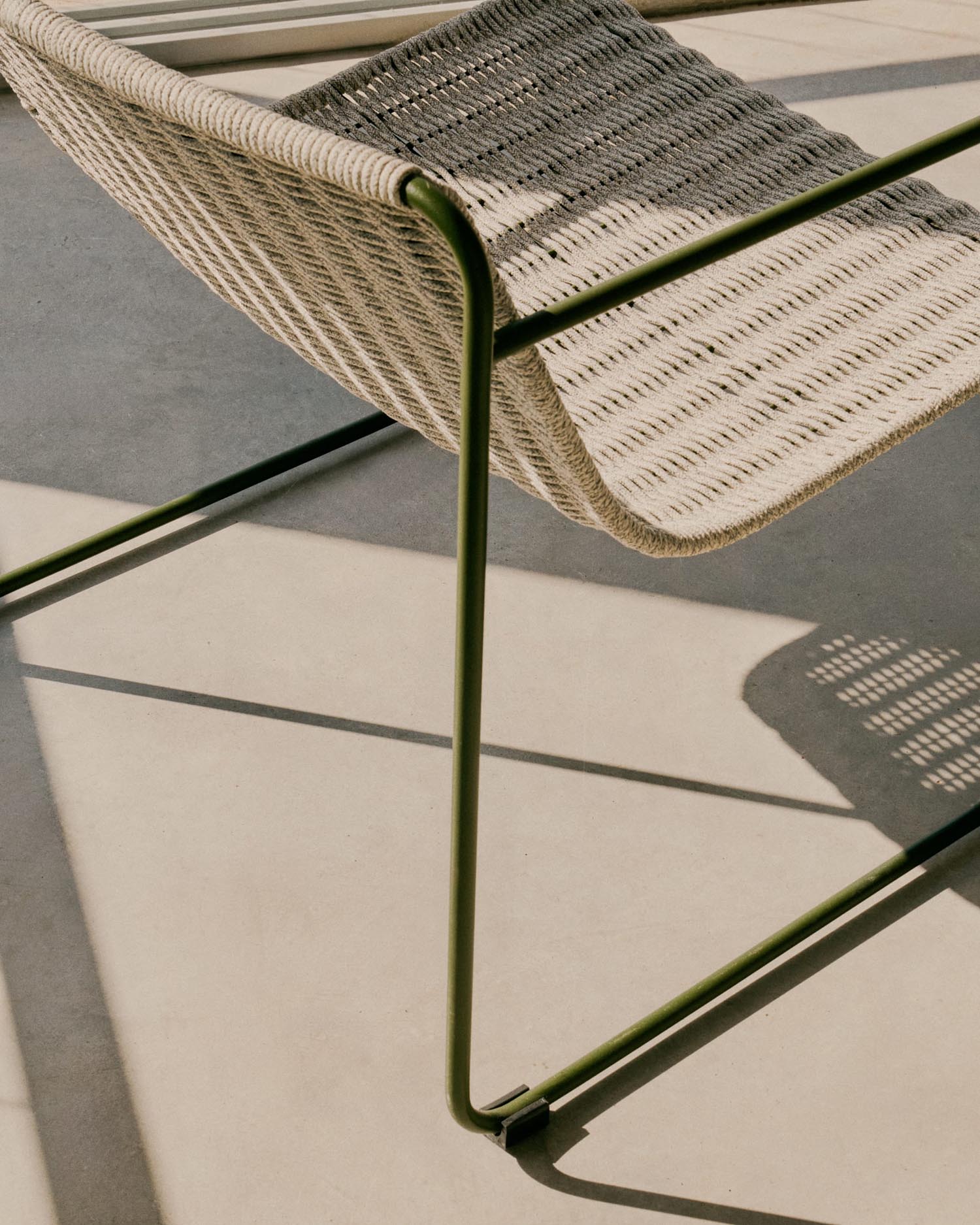 Eleganter Sessel aus grün verzinktem Stahl, kombiniert mit robustem écrufarbenem und grauem Seil – perfekt für stilvolle Outdoor-Oasen.