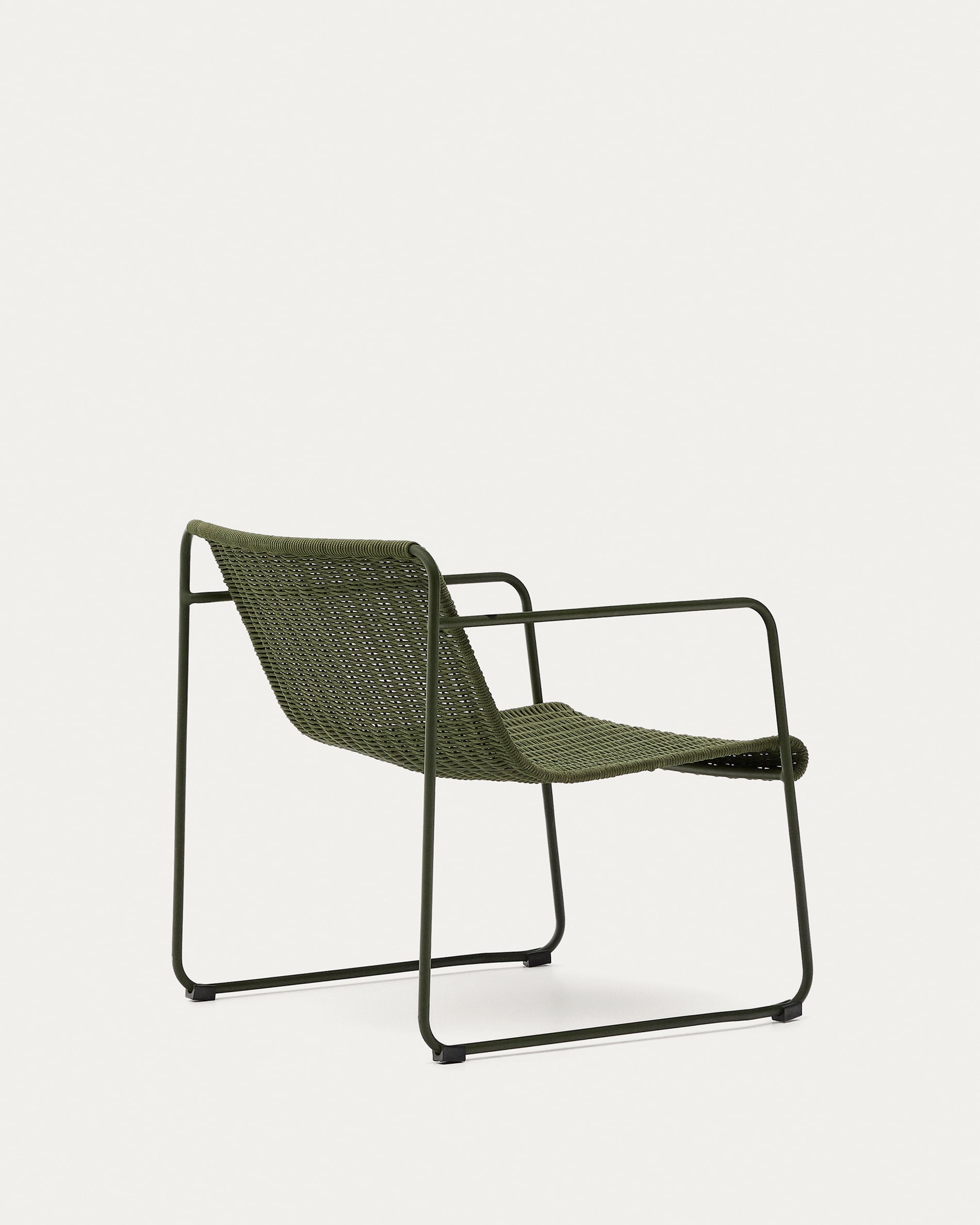 Moderner Sessel Maurina aus grünem Stahl und Seil, ideal für stilvolle Innen- und Aussenbereiche, von Kave Home.