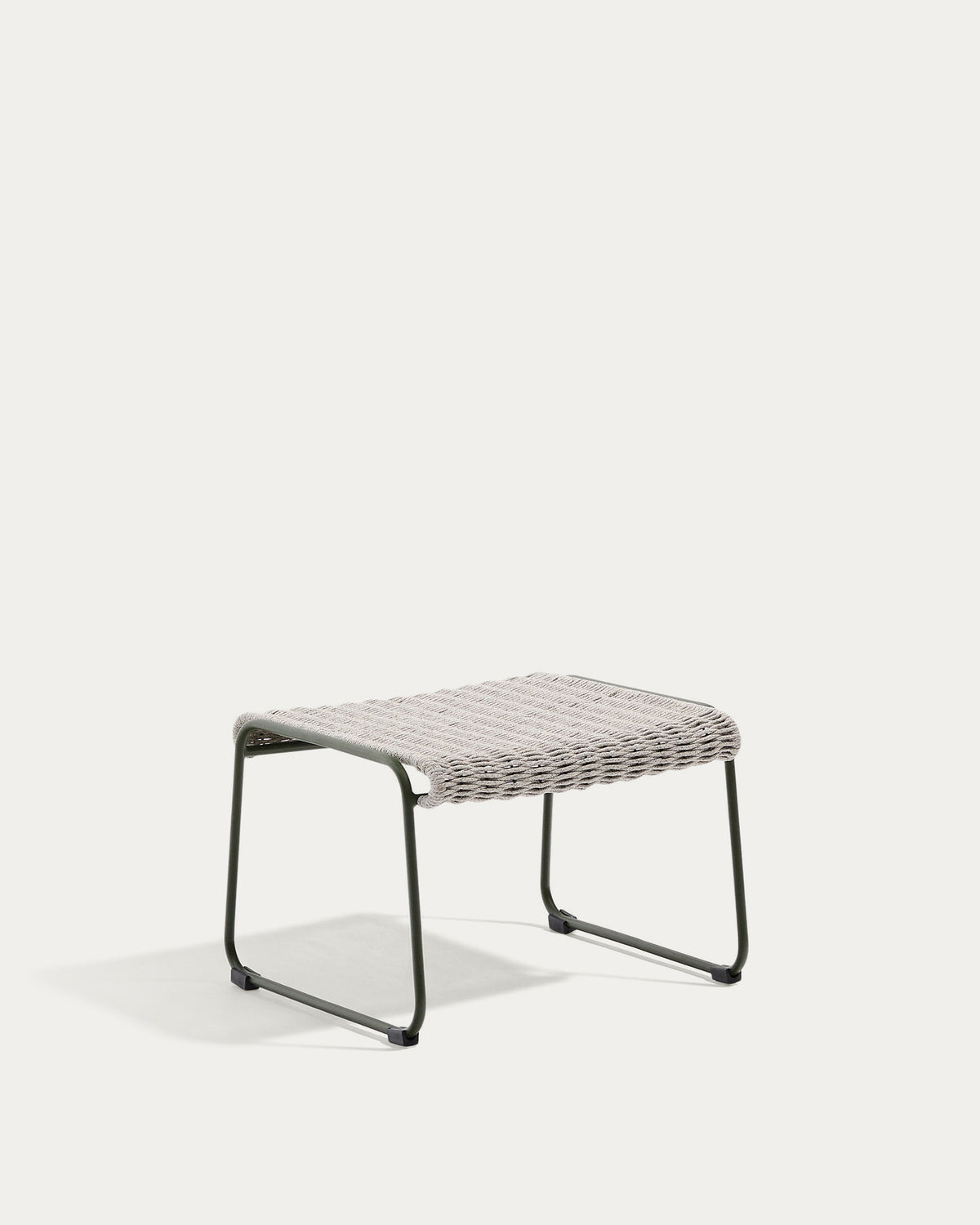 Fussablage Maurina aus grün verzinktem Stahl mit écrufarbenem und grauem Seil 58 x 52,5 cm in Dunkelgrün, Hellgrau präsentiert im Onlineshop von KAQTU Design AG. Hocker Outdoor ist von Kave Home