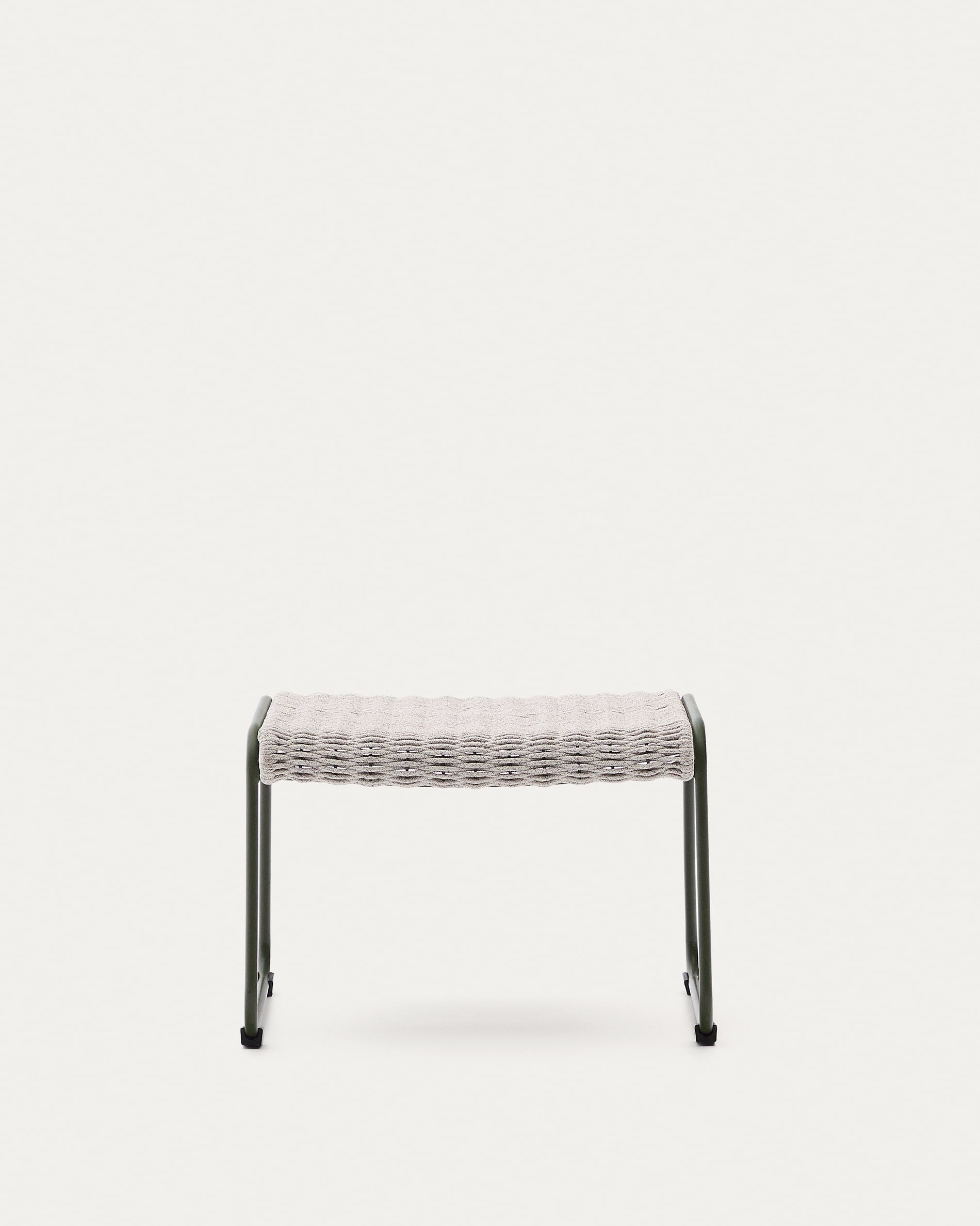 Elegante Fussablage Maurina aus grünem Stahl mit écrufarbenem und grauem Seil, 58x52,5 cm, von Kave Home, stilvoll und funktional.