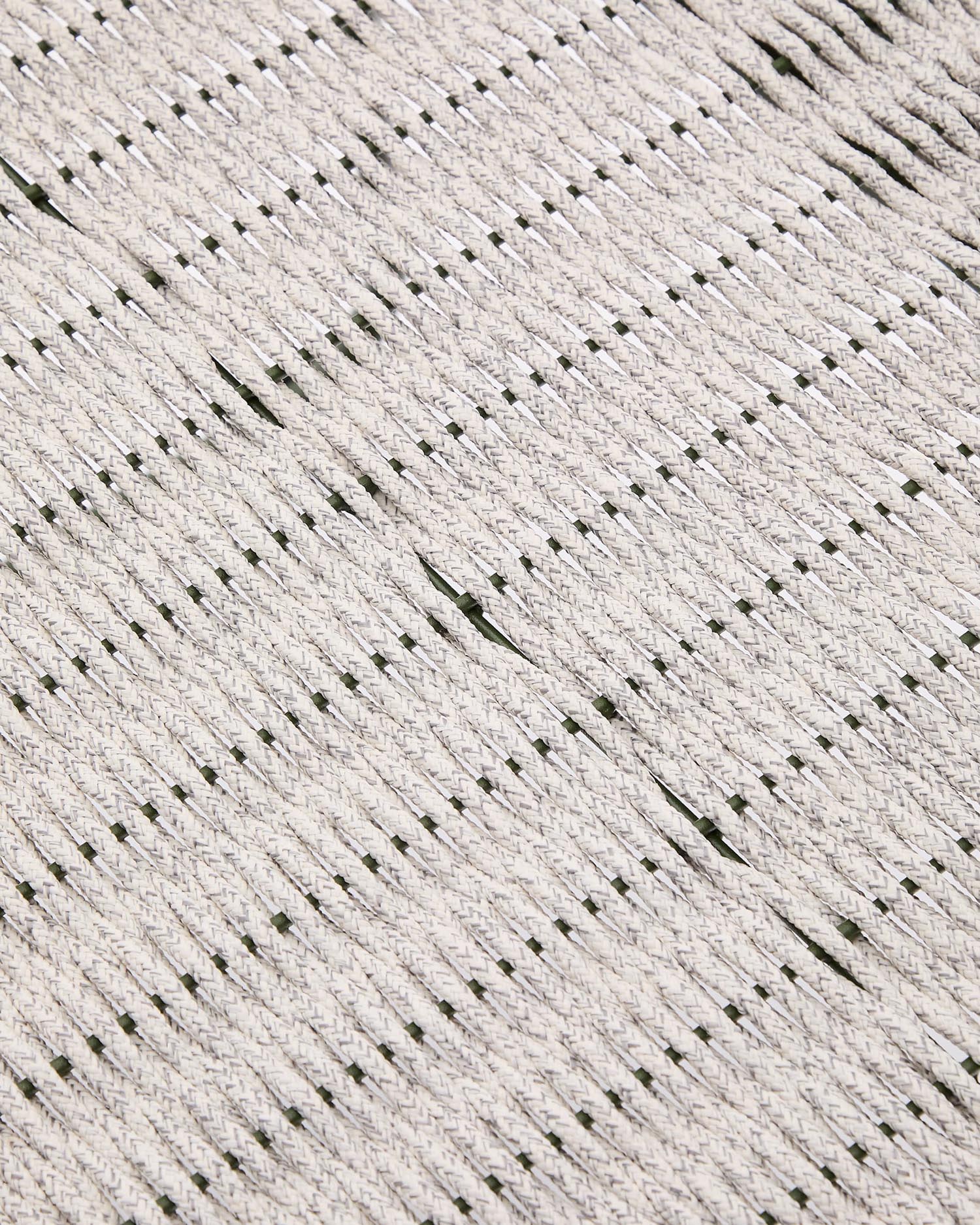 Die Fussablage Maurina aus grün verzinktem Stahl mit edlem Seil-Design ist perfekt für jeden Raum und bietet Komfort und Stil für Innen- und Außenbereiche.