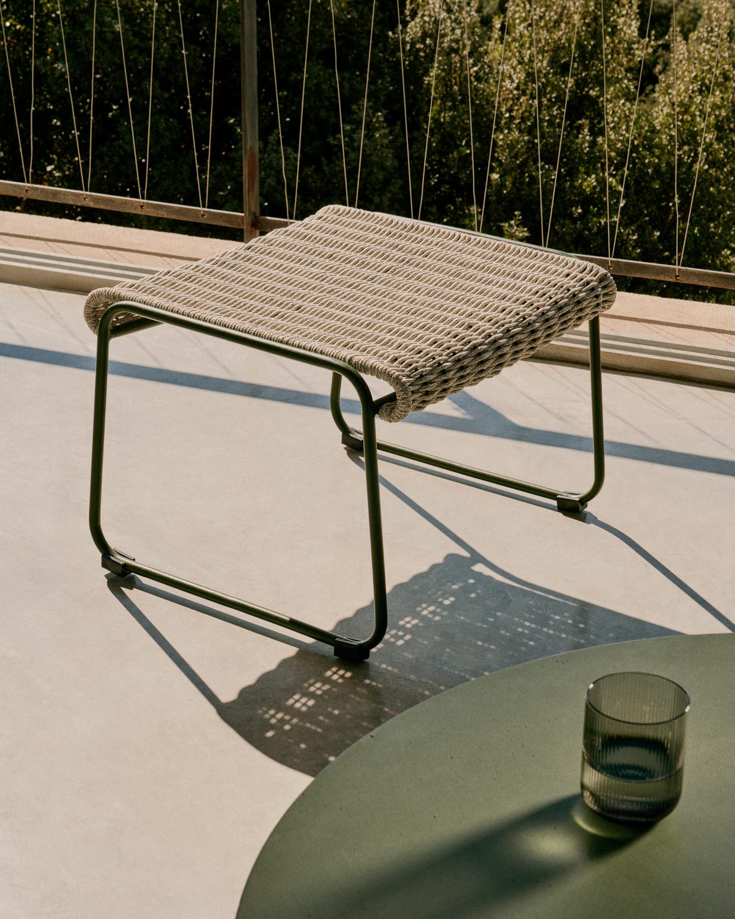 Elegante Fussablage aus grünem Stahl und Seil, ideal für drinnen und draussen, wetterfest und pflegeleicht.