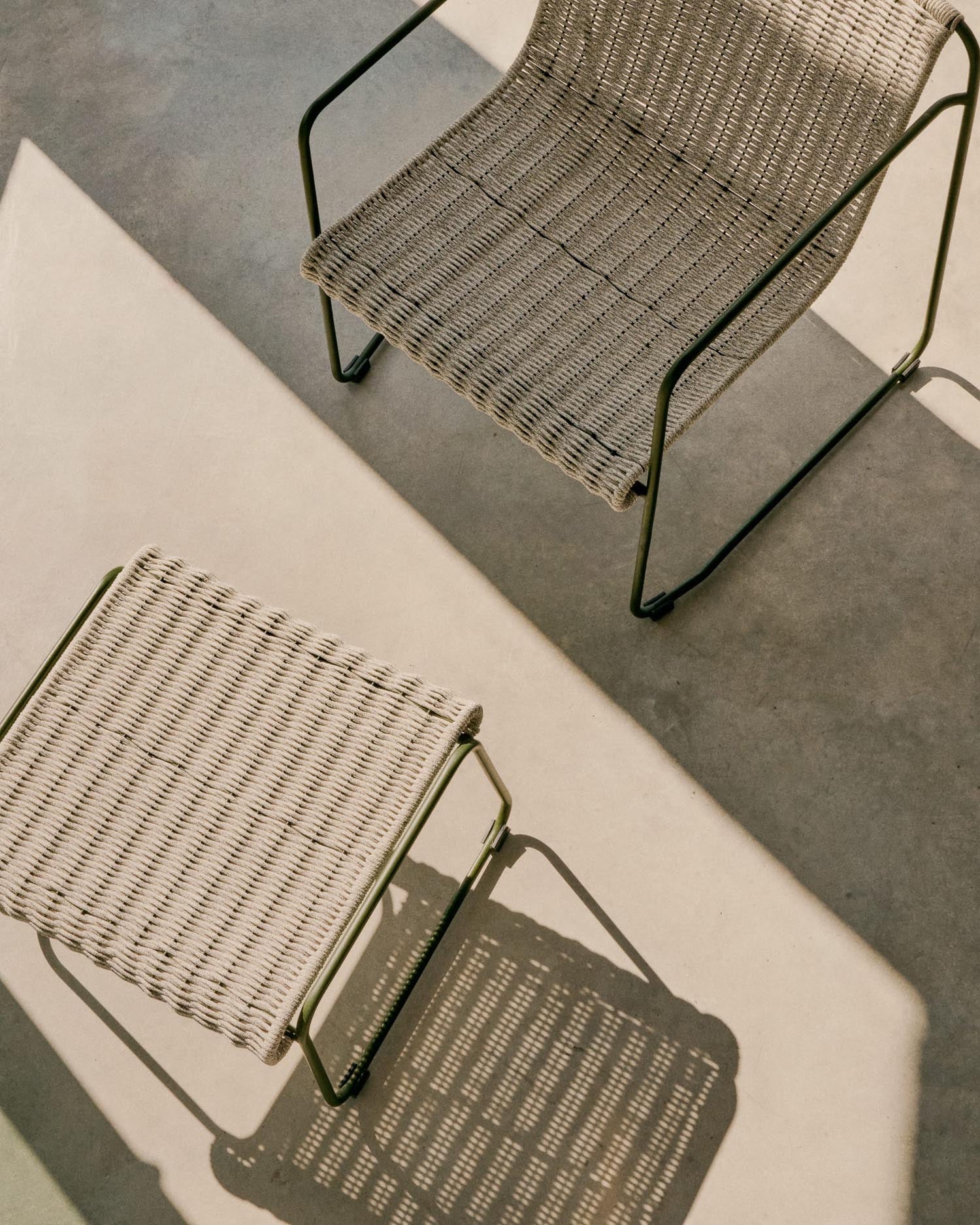 Fussablage Maurina aus grünem Stahl, écrufarbenem und grauem Seil, 58x52,5 cm, stilvoll und robust, von Kave Home.