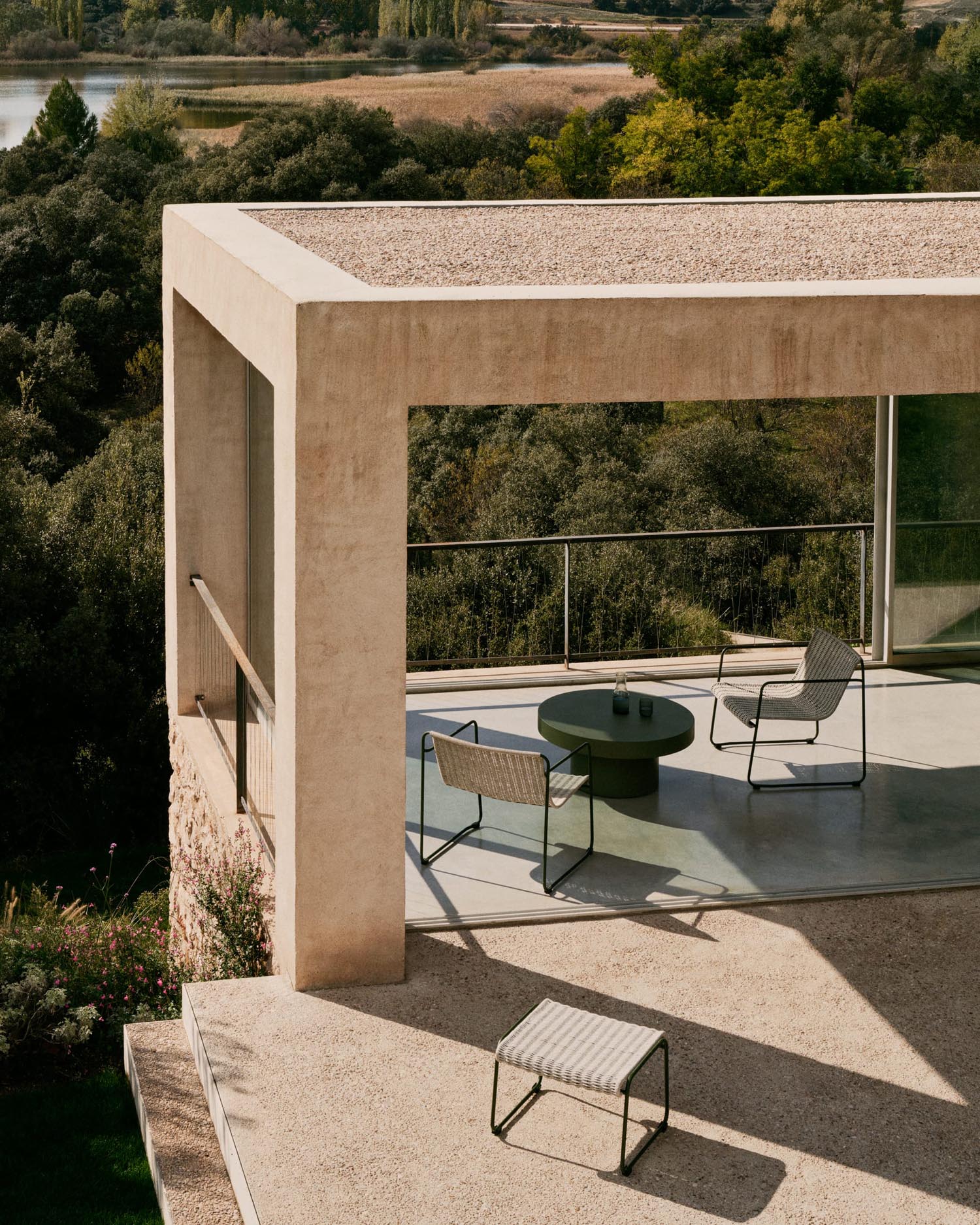 Elegante Fussablage Maurina aus grünem Stahl mit écrufarbenem und grauem Seil, 58x52,5 cm, von Kave Home, stilvoll und funktional.